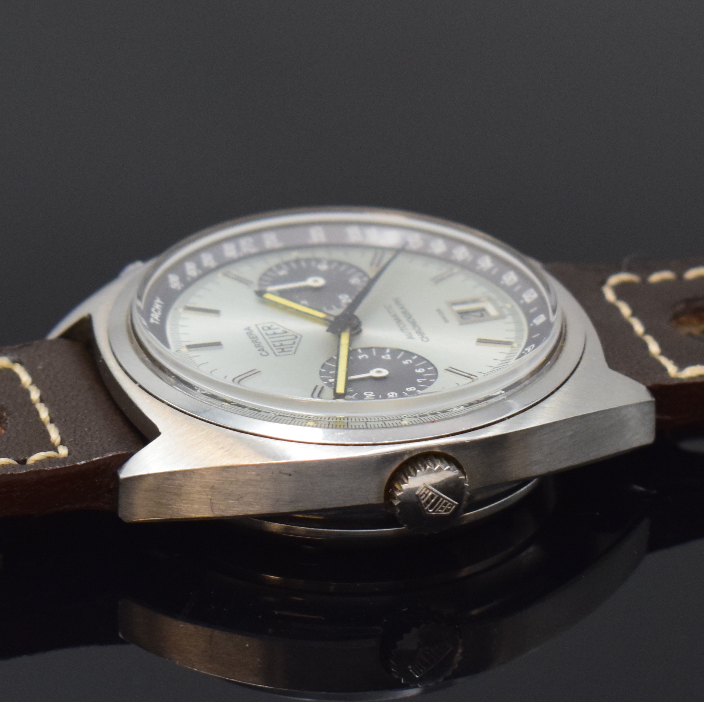 Detail b: HEUER Carrera Herrenchronograph in Stahl Referenz 110.253, Schweiz um 1975, Automatik, Boden verschr., silb. Zifferbl. m. aufgel. Std.-Ind., ...