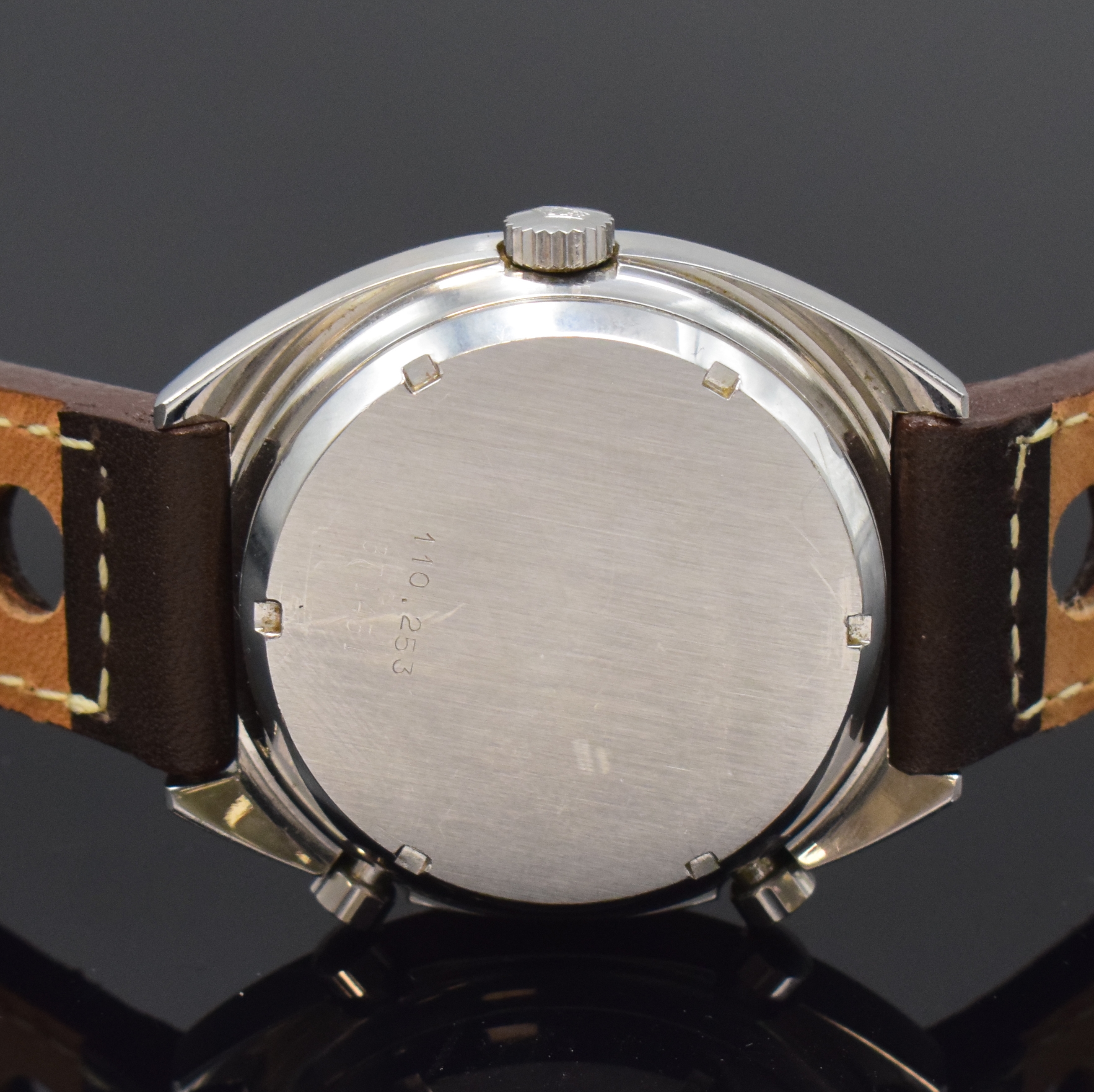 Detail d: HEUER Carrera Herrenchronograph in Stahl Referenz 110.253, Schweiz um 1975, Automatik, Boden verschr., silb. Zifferbl. m. aufgel. Std.-Ind., ...
