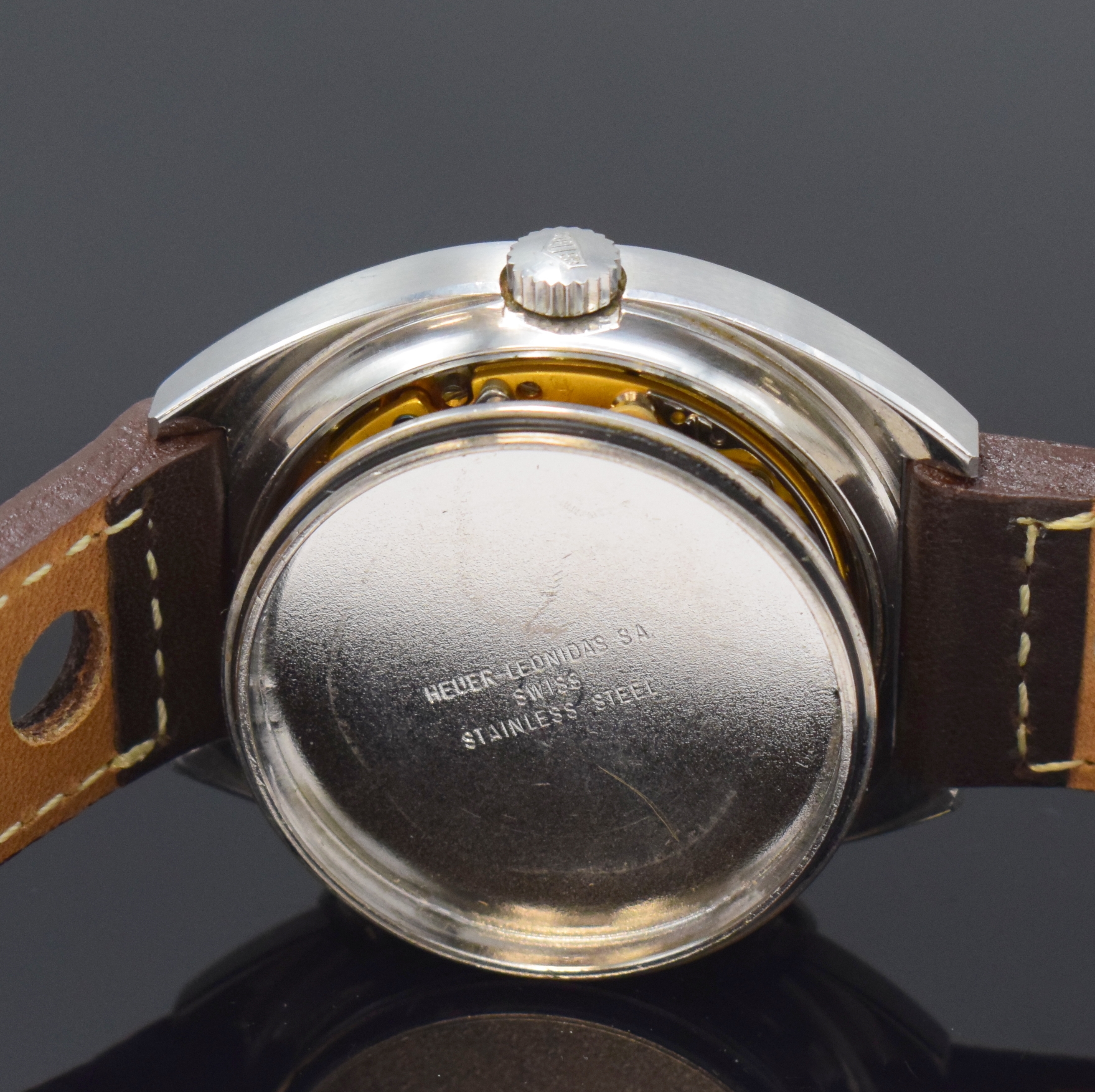 Detail f: HEUER Carrera Herrenchronograph in Stahl Referenz 110.253, Schweiz um 1975, Automatik, Boden verschr., silb. Zifferbl. m. aufgel. Std.-Ind., ...
