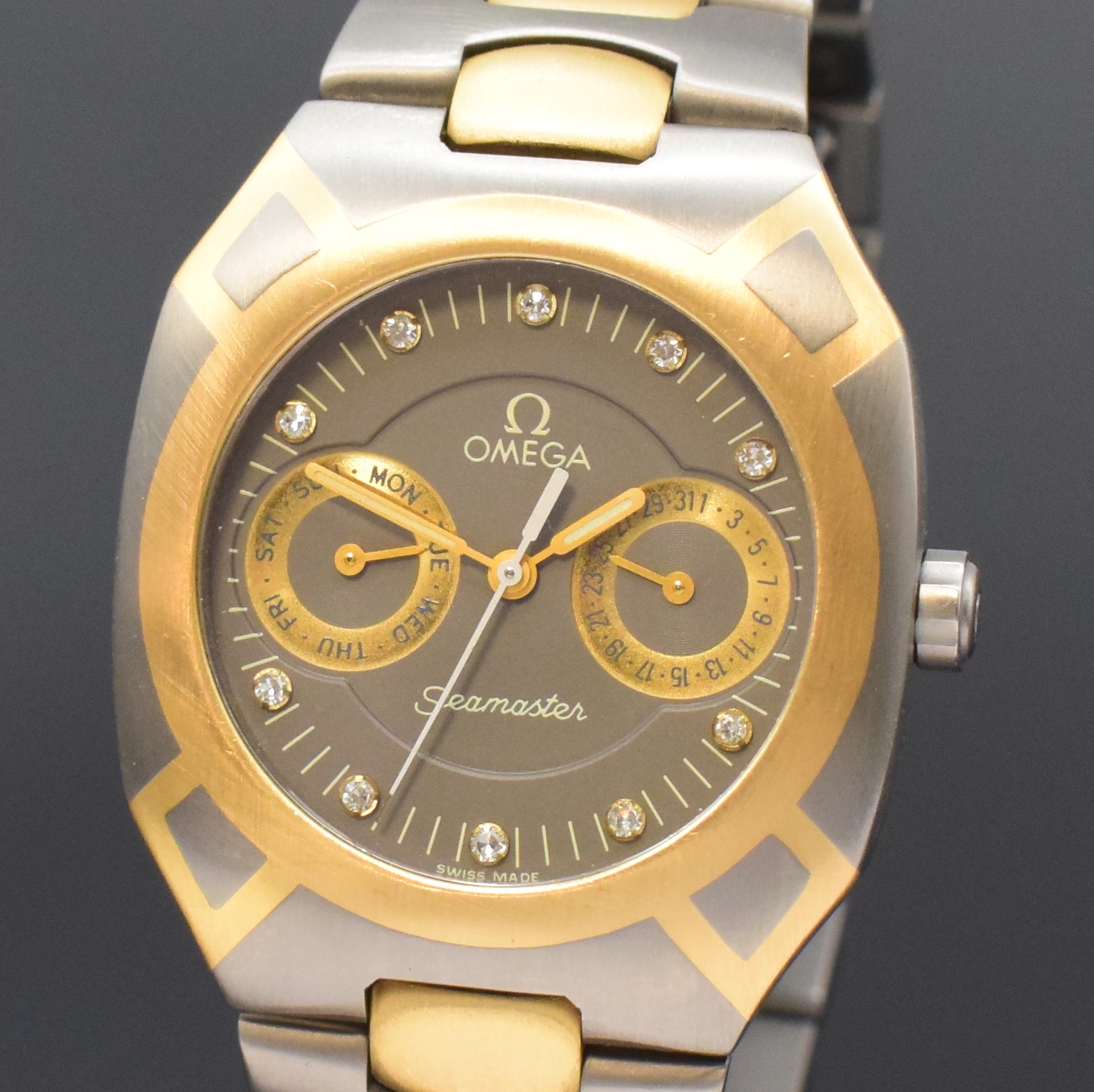 Detail a: OMEGA Seamaster Polaris Armbanduhr in Titan/Gold, Schweiz um 1990, quarz, intarsierte Lünette sowie Zwischenglieder in GG, Faltschl., graues ...