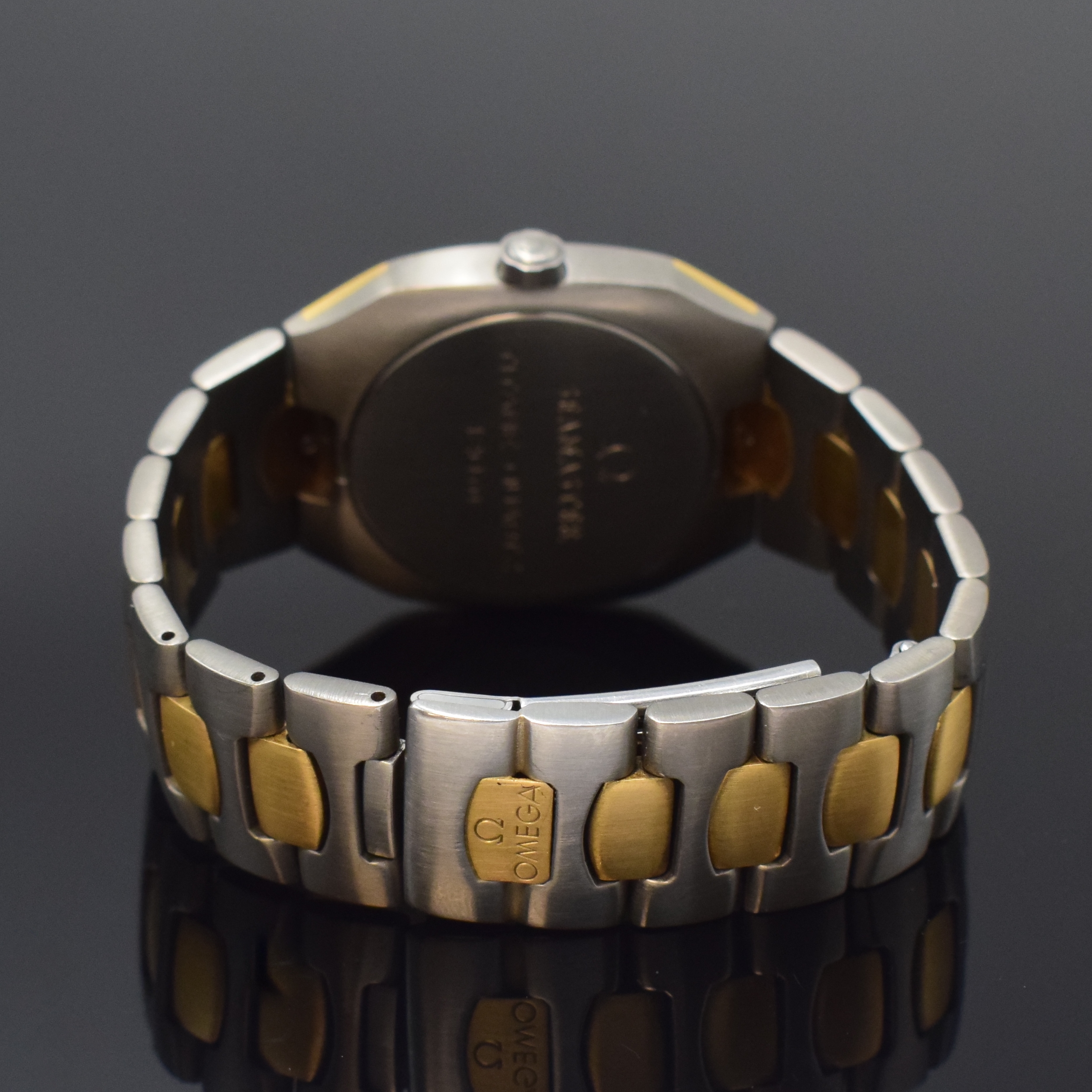 Detail b: OMEGA Seamaster Polaris Armbanduhr in Titan/Gold, Schweiz um 1990, quarz, intarsierte Lünette sowie Zwischenglieder in GG, Faltschl., graues ...
