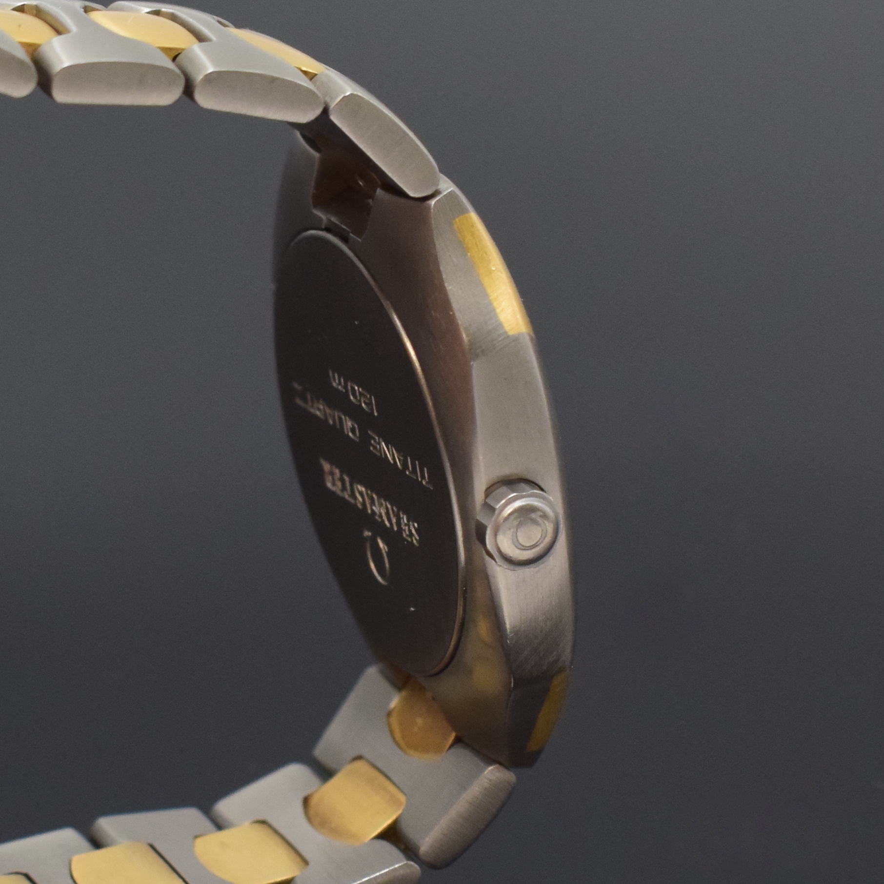 Detail c: OMEGA Seamaster Polaris Armbanduhr in Titan/Gold, Schweiz um 1990, quarz, intarsierte Lünette sowie Zwischenglieder in GG, Faltschl., graues ...