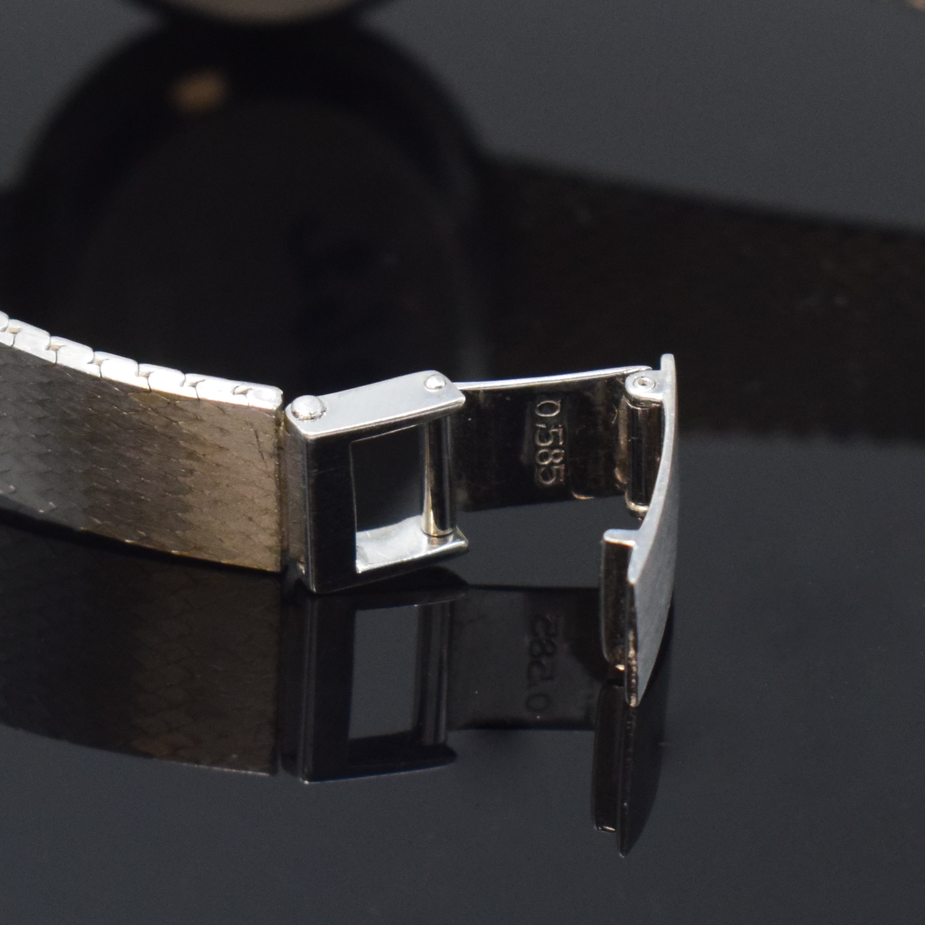 Detail b: DUGENA Damenarmbanduhr in WG 585/000 mit Diamanten, Schweiz um 1980, quarz, Boden aufgedr., Lünette teils mit Diamanten bes., silb. Zifferbl. m. ...