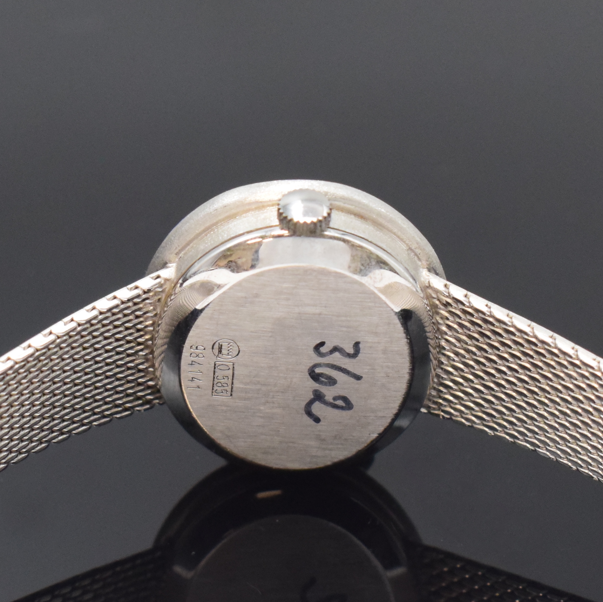 Detail c: DUGENA Damenarmbanduhr in WG 585/000 mit Diamanten, Schweiz um 1980, quarz, Boden aufgedr., Lünette teils mit Diamanten bes., silb. Zifferbl. m. ...