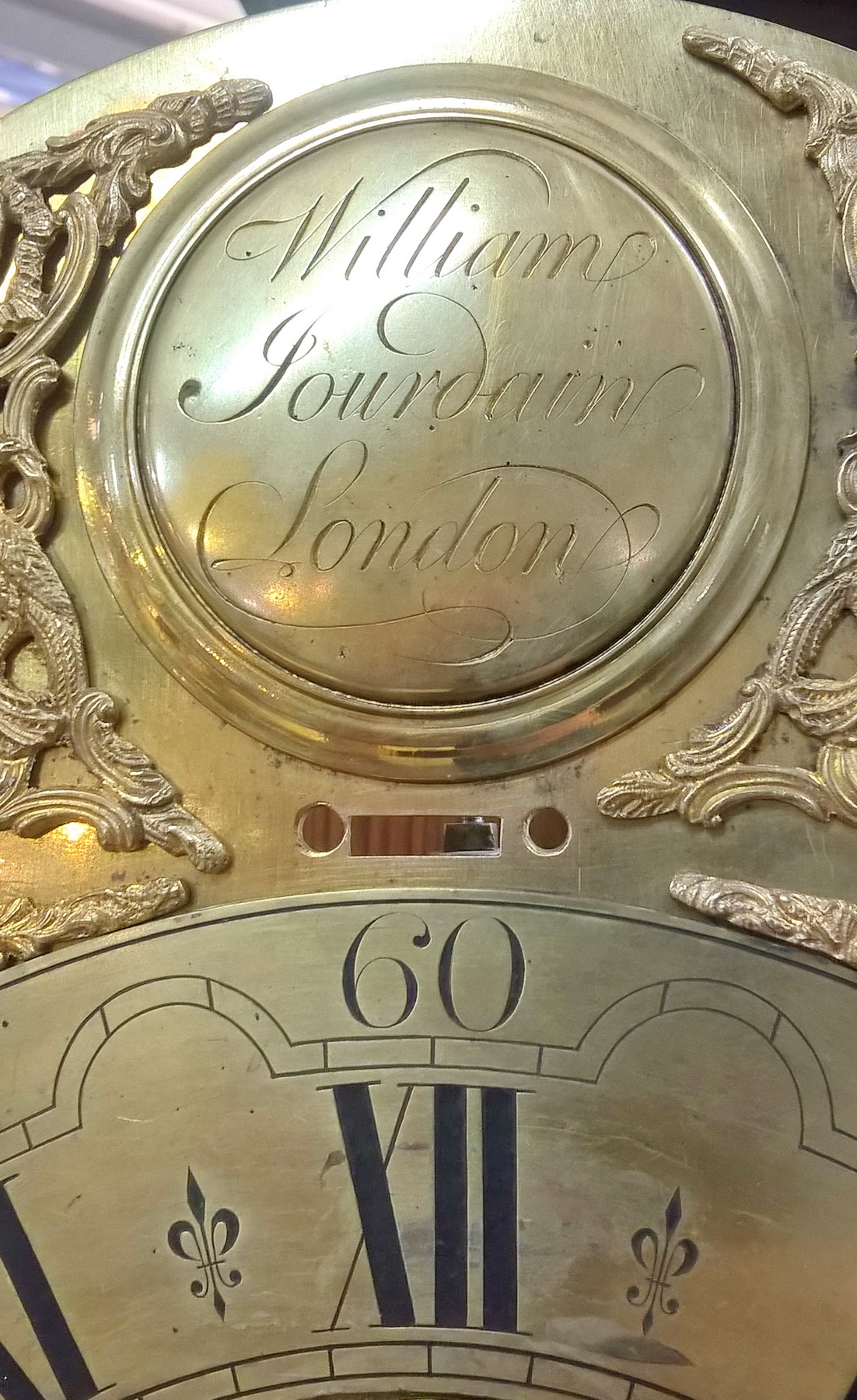Detail a: Standuhr, England um 1820, elegantes poliertes Nußbaum/-furniergehäuse, z.T. mit zarten Messingbändern abgesetzt, einteilig mit durchgehender ...