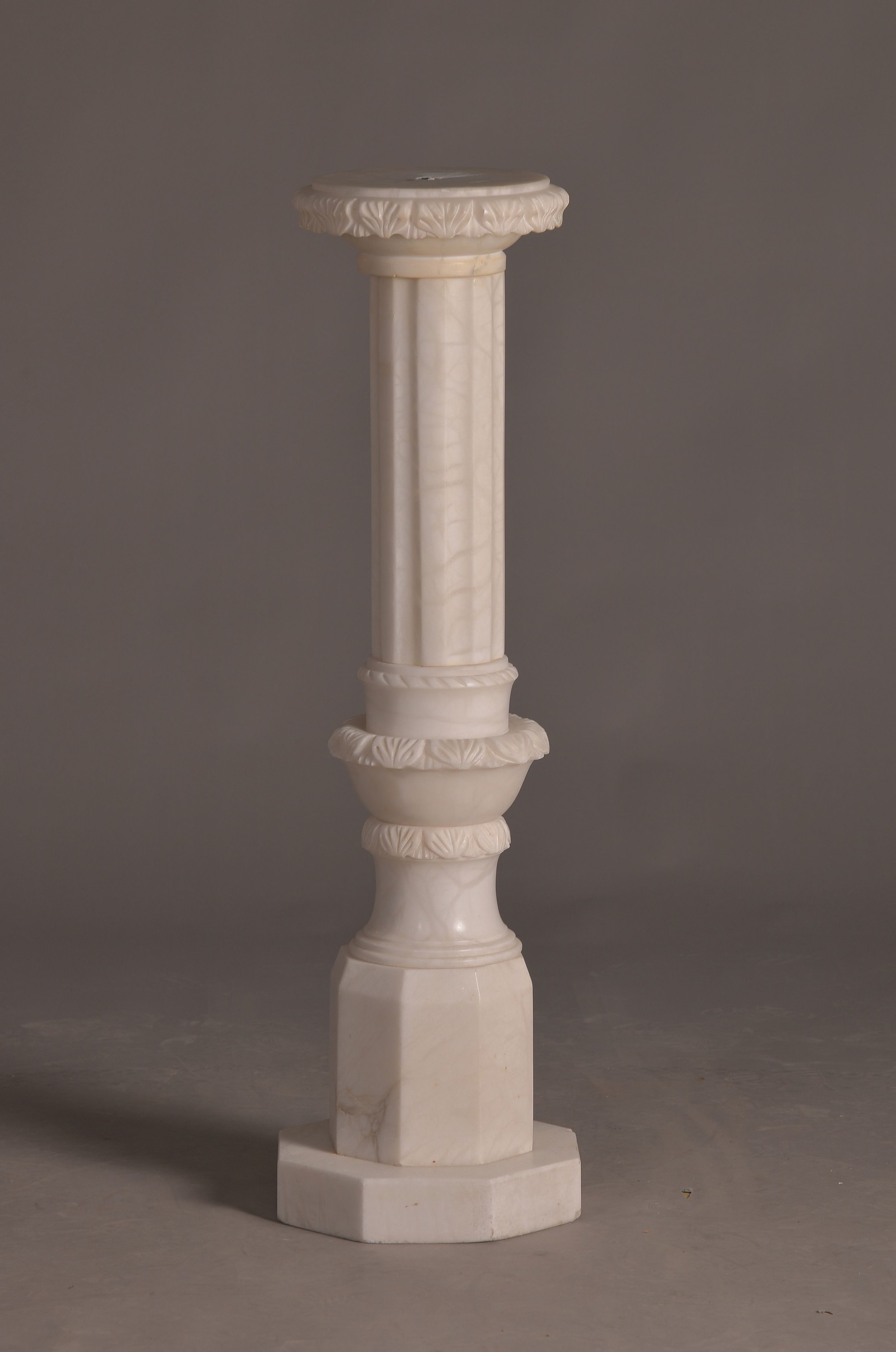 Säule, um 1900, aus Alabaster geschnitzt, H.ca. 94 cm, min. best.