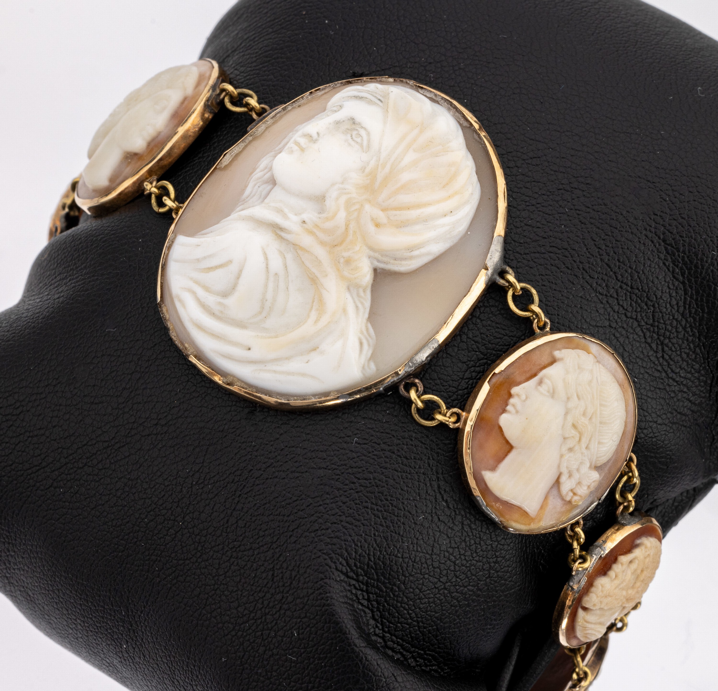 Armband mit Muschelkameen um 1870/80, Fassungen 14 kt Gold, GG 585/000, 8 Muschelkameen im Größen- und Farbverlauf, versch. Damen- und ...