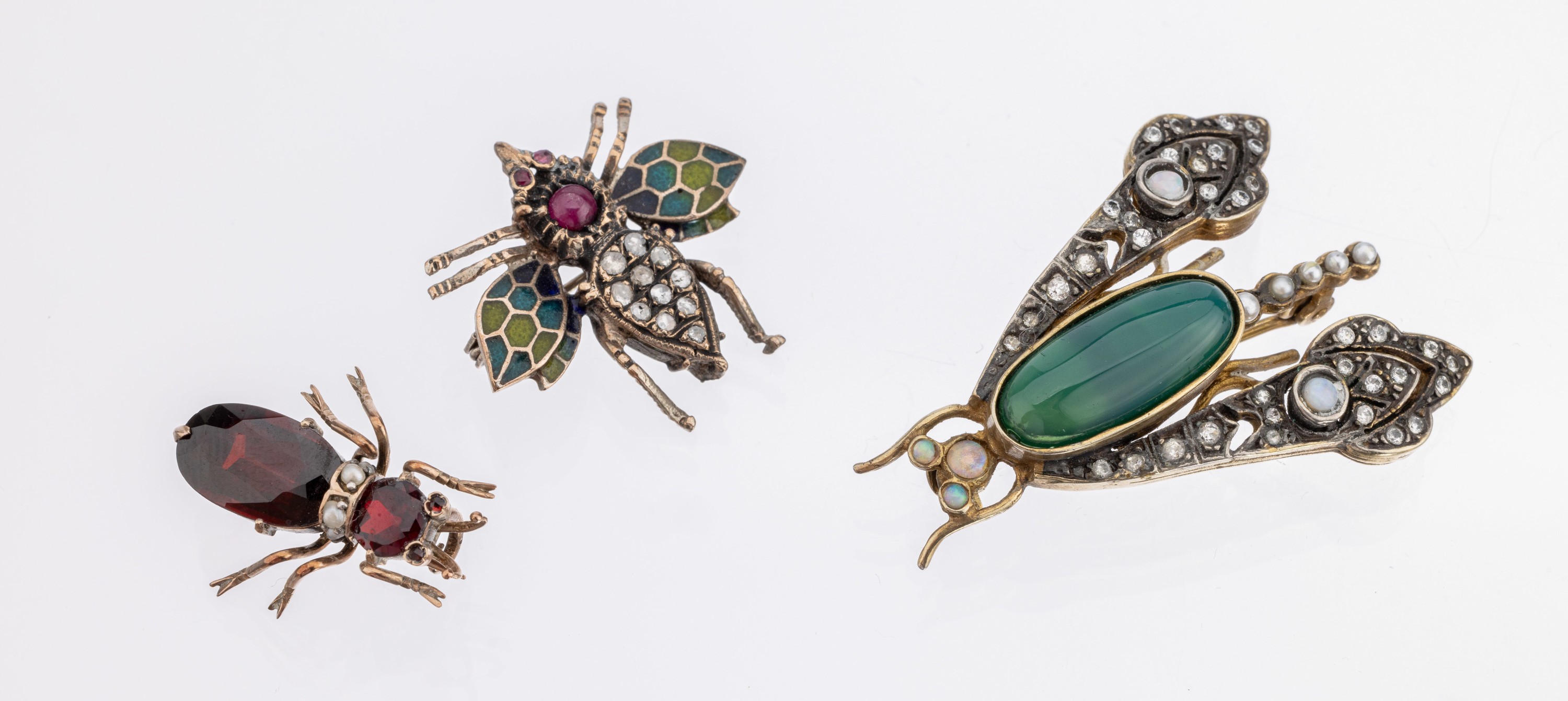 Konvolut 3 Broschen "Insekten" 1900-1930, Silber, versch. Halbedelsteinbesatz, z.T. Diamanten, Email, Almandin, L ca. 4 cm, 2.3 cmund 2 ...