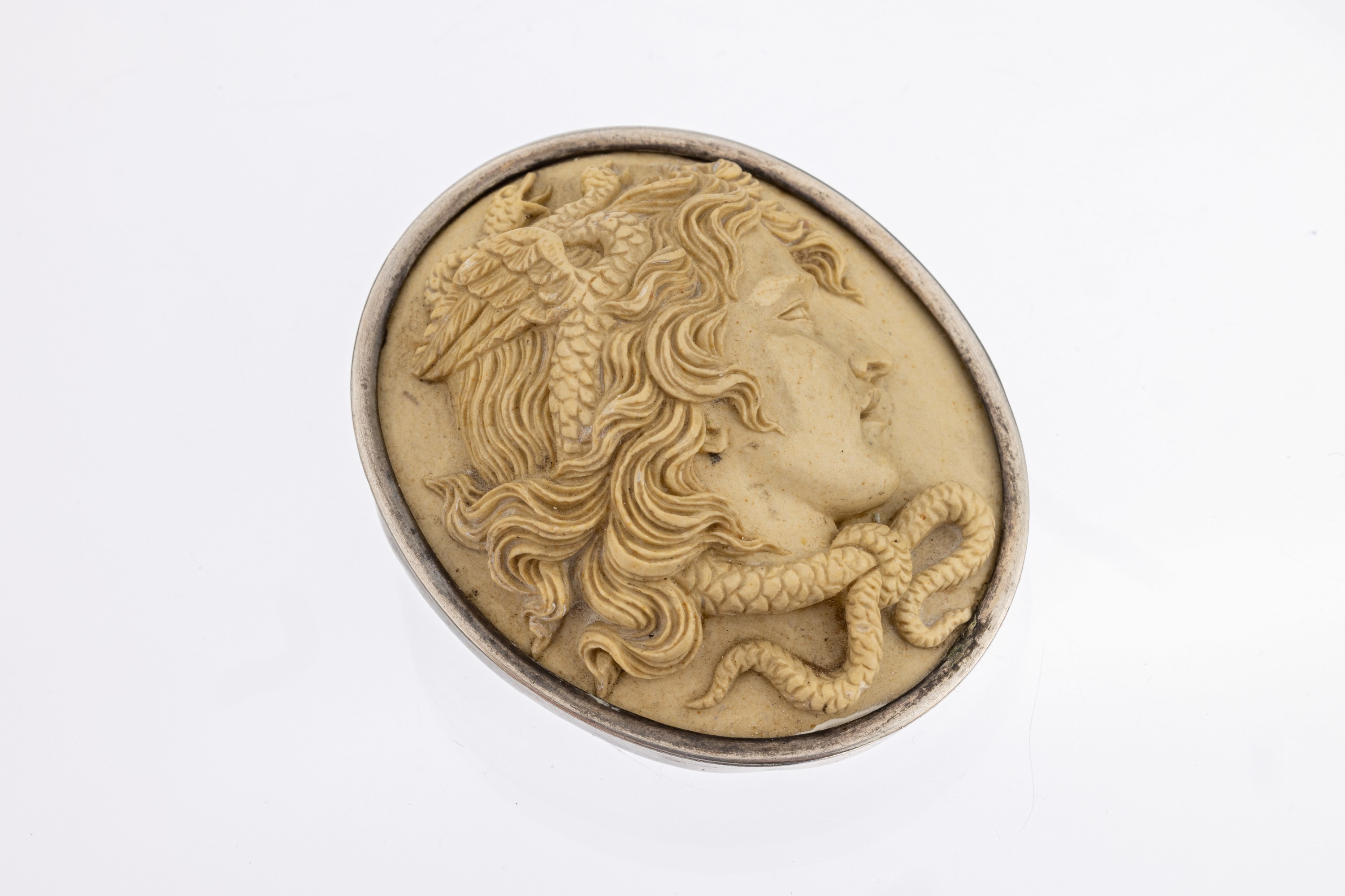 Brosche mit Lavakamee, Italien um 1900, Fassung Silber, gepr., Medusa-Kopf in feiner Ausarbeitung von Schlangen und Haar, expressive Wiedergabe, ...