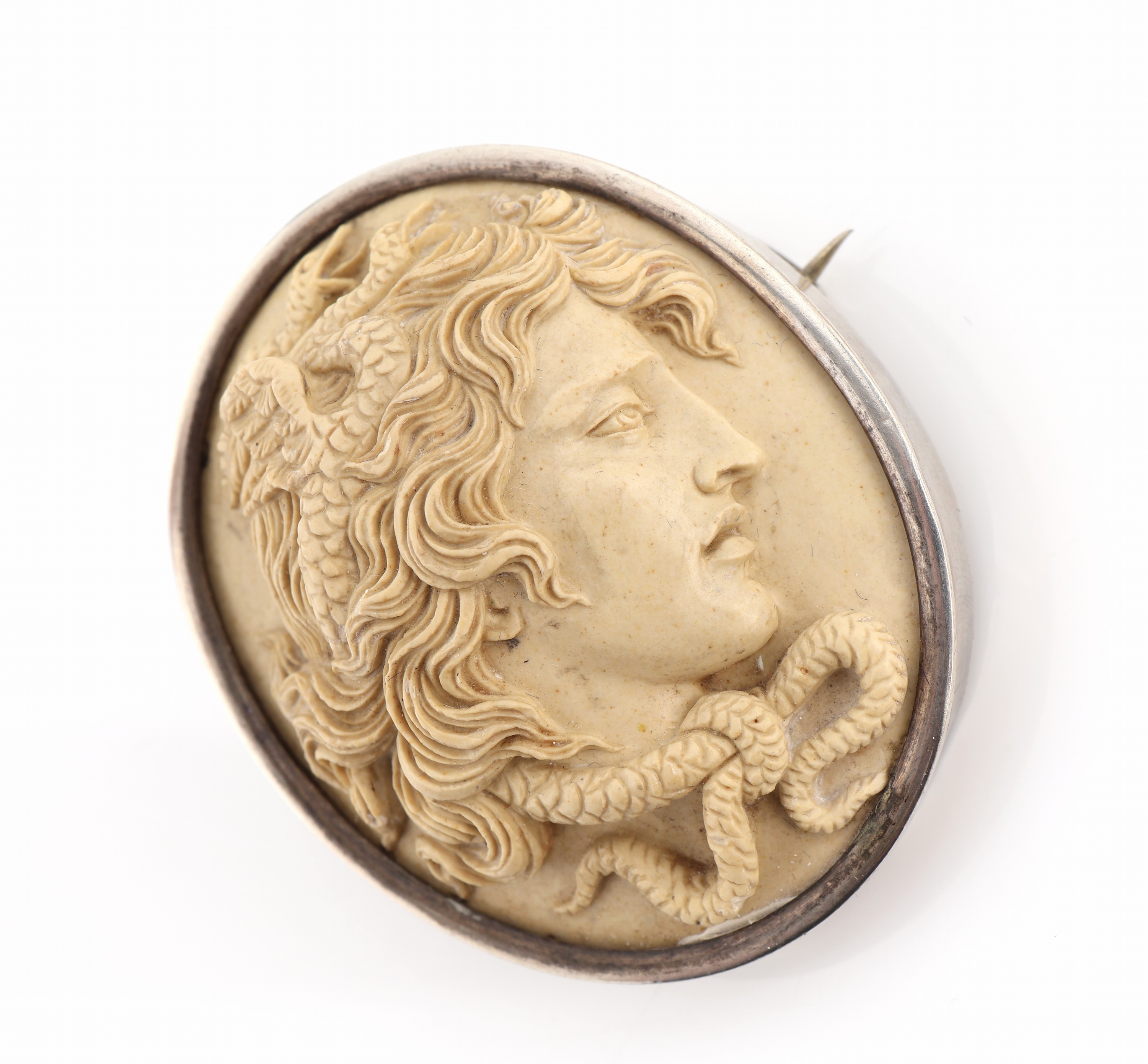 Detail a: Brosche mit Lavakamee, Italien um 1900, Fassung Silber, gepr., Medusa-Kopf in feiner Ausarbeitung von Schlangen und Haar, expressive Wiedergabe, ...
