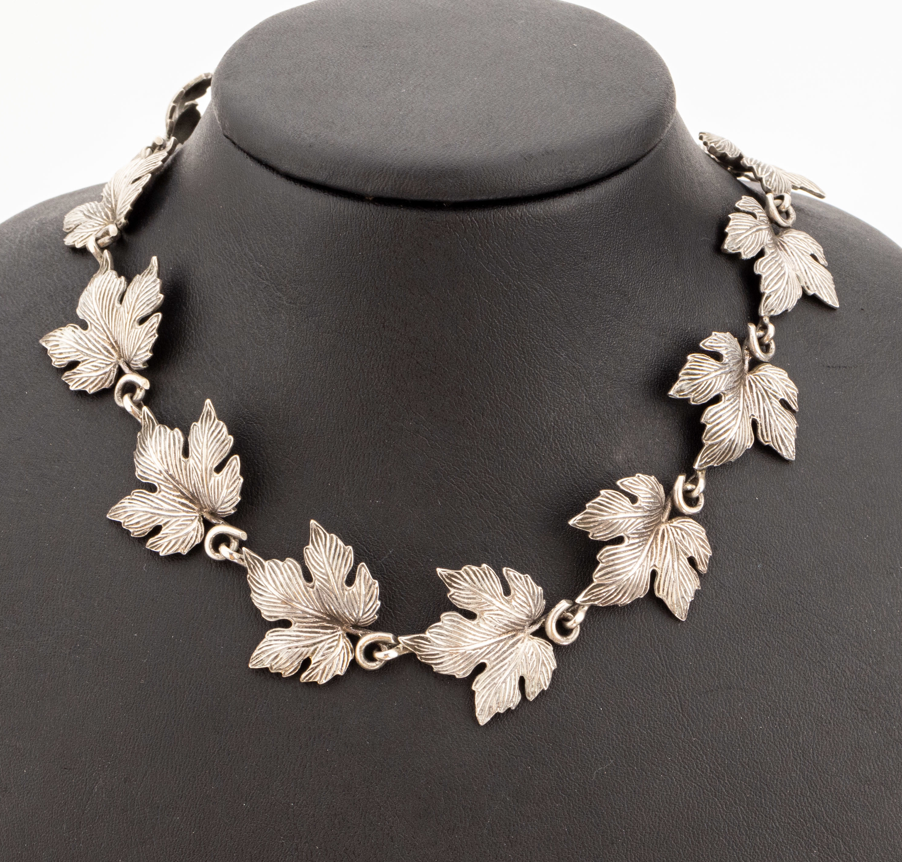 Silber-Collier "Blätter", 800er Silber, 13 Blätter, naturalistisch graviert, Rundbügelals Schliesse, L. ca. 49 cm