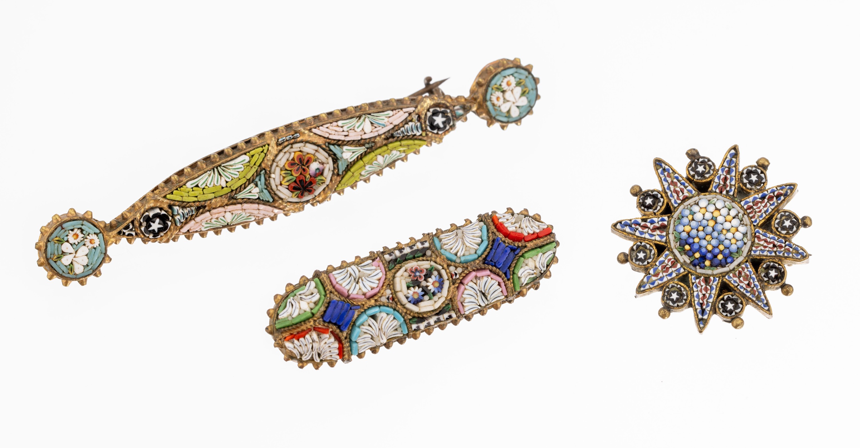 Konvolut 3 Millefiori-Broschen, Italien um 1870-90, Metall verg., sehr feine ausgeführtes polychromes Mosaik, 1 x länglich oval ca. 4.2 x 1.3 cm, ...