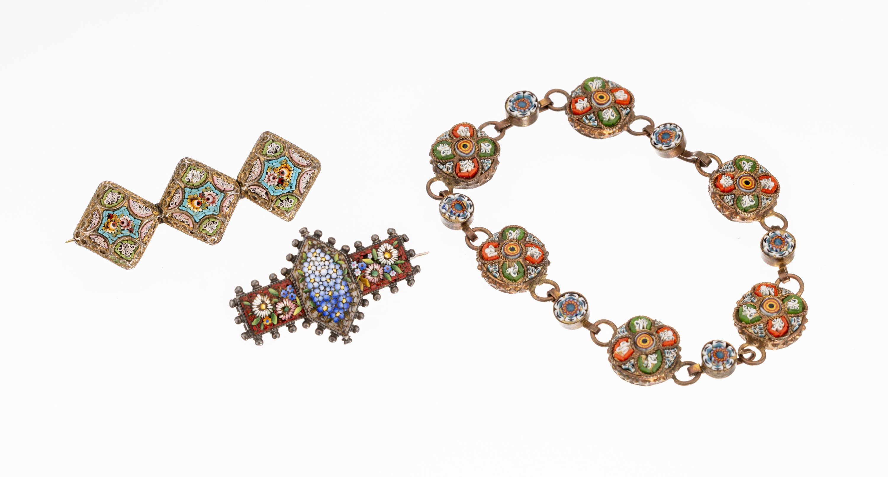 Konvolut Millefiori-Schmuck, Italien um 1870 -80, Metall, feines polychromes Mosaik, floral, best. aus: 1 Armband, L. ca. 18 cm, Hakenschließe, 2 ...