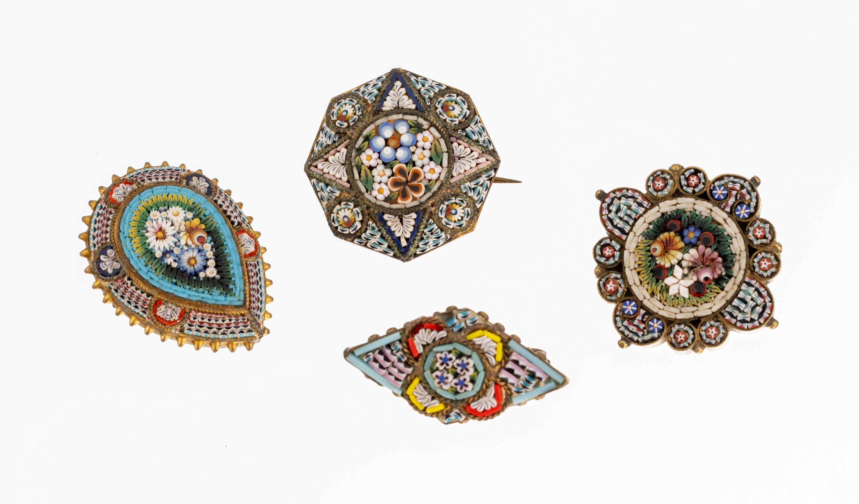 Konvolut 4 Millefiori-Broschen, Italien um 1870-1900, Metall verg., feines polychromesMosaik, floral, 1 x tropfenf. ca. 2.8 x 2 cm, 1 x oktogonal ...