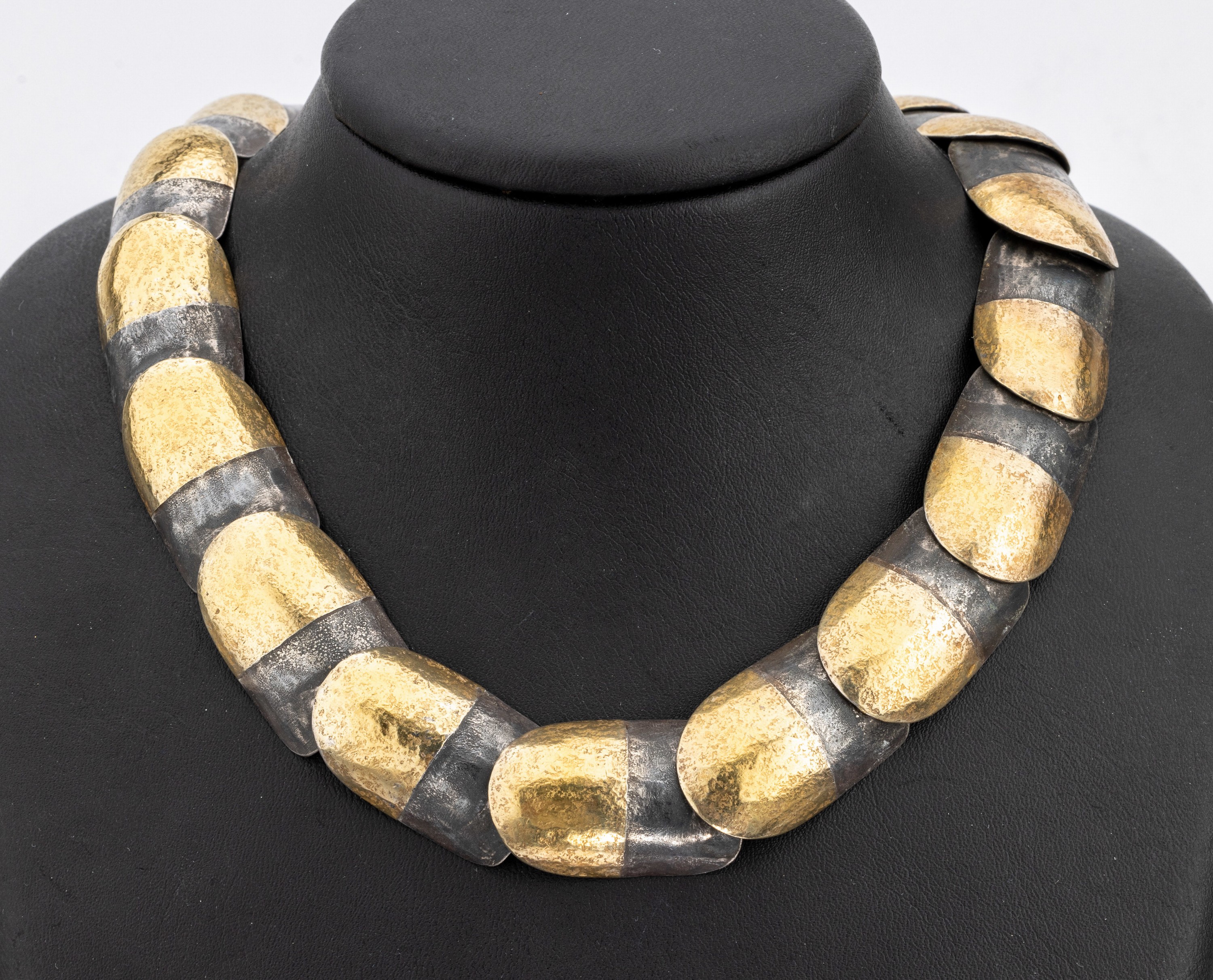 Designercollier, Silber, gepr., partielle Goldauflage, Meistermarke EC, Treibarbeit, 18 Glieder schuppenartig aufgereiht, L. ca. 46cm, ausgefallen, ...