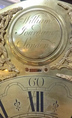 26803431a - Standuhr, England um 1820, elegantes poliertes Nußbaum/-furniergehäuse, z.T. ...