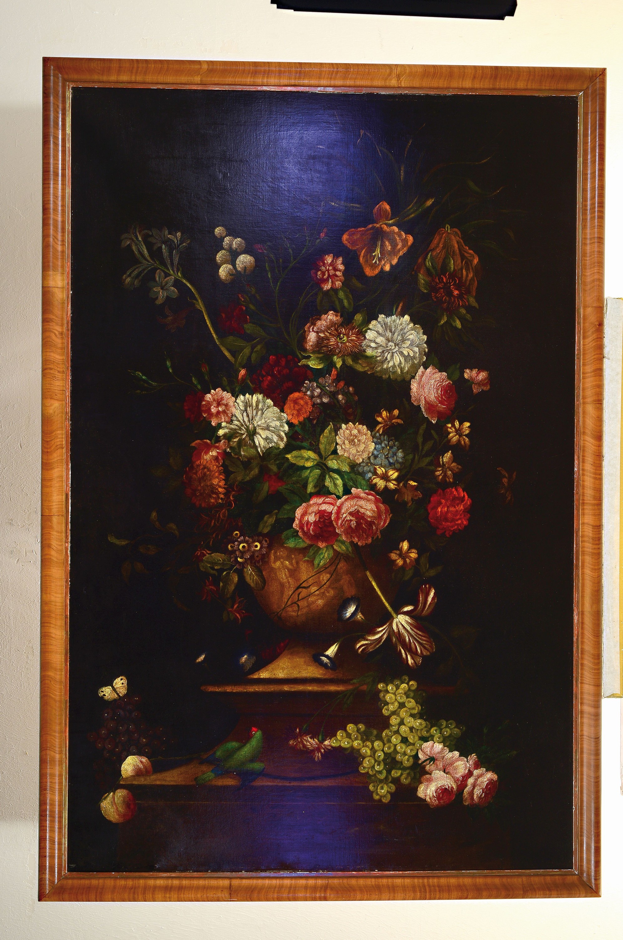 Detail k: Großes Blumenstillleben des 18.Jh., unsigniert, Kratervase mit opulentem Blumenbukett, am Fuß Weintrauben, Pfirsiche, ein Papagei und ein ...