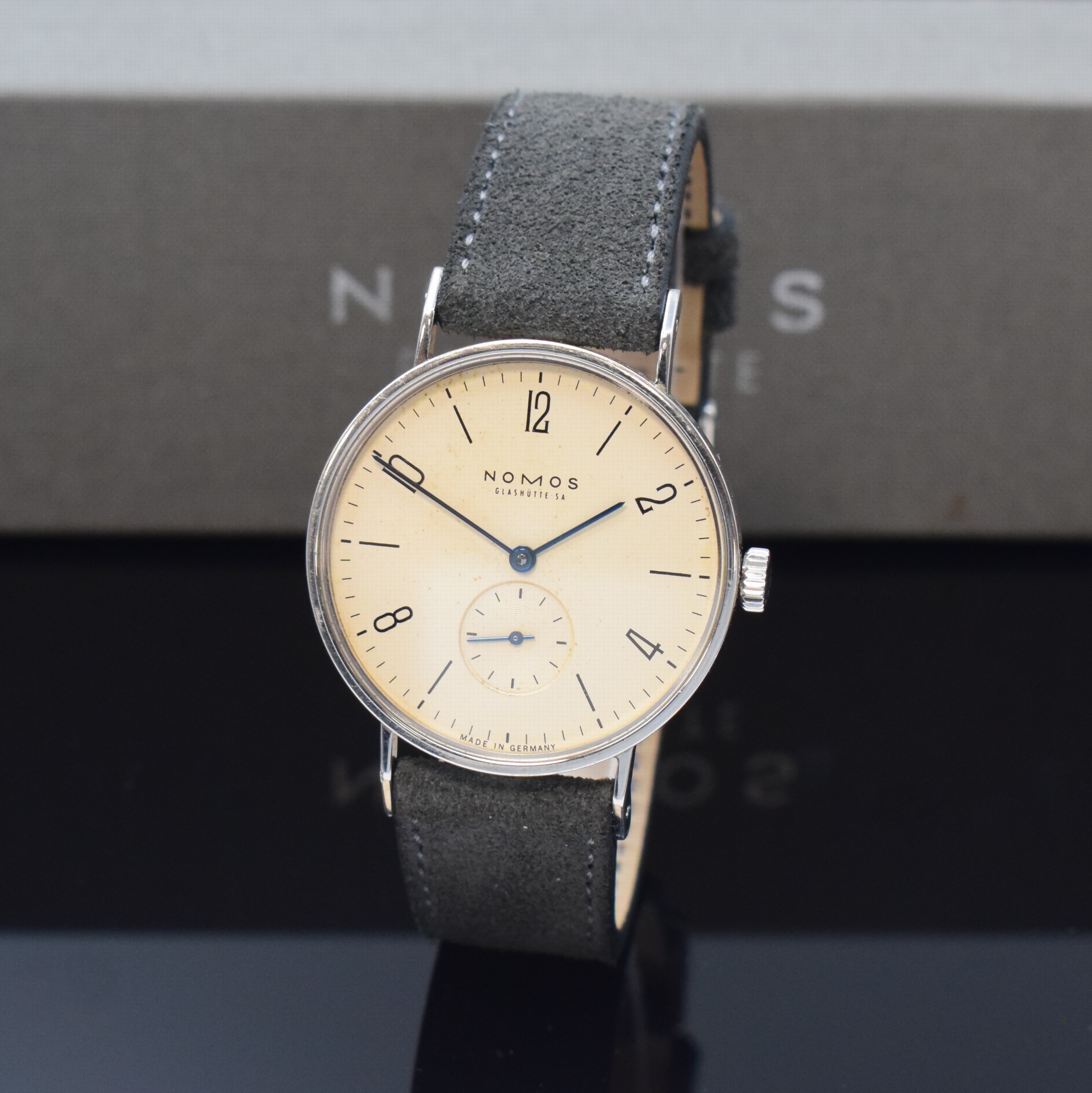 NOMOS Tangente Armbanduhr in Stahl, Deutschland um 2005, Handaufzug, Boden aufgedr., orig. Lederband m. Dornschl., Zifferbl. fl., arab. Zahlen u. ...