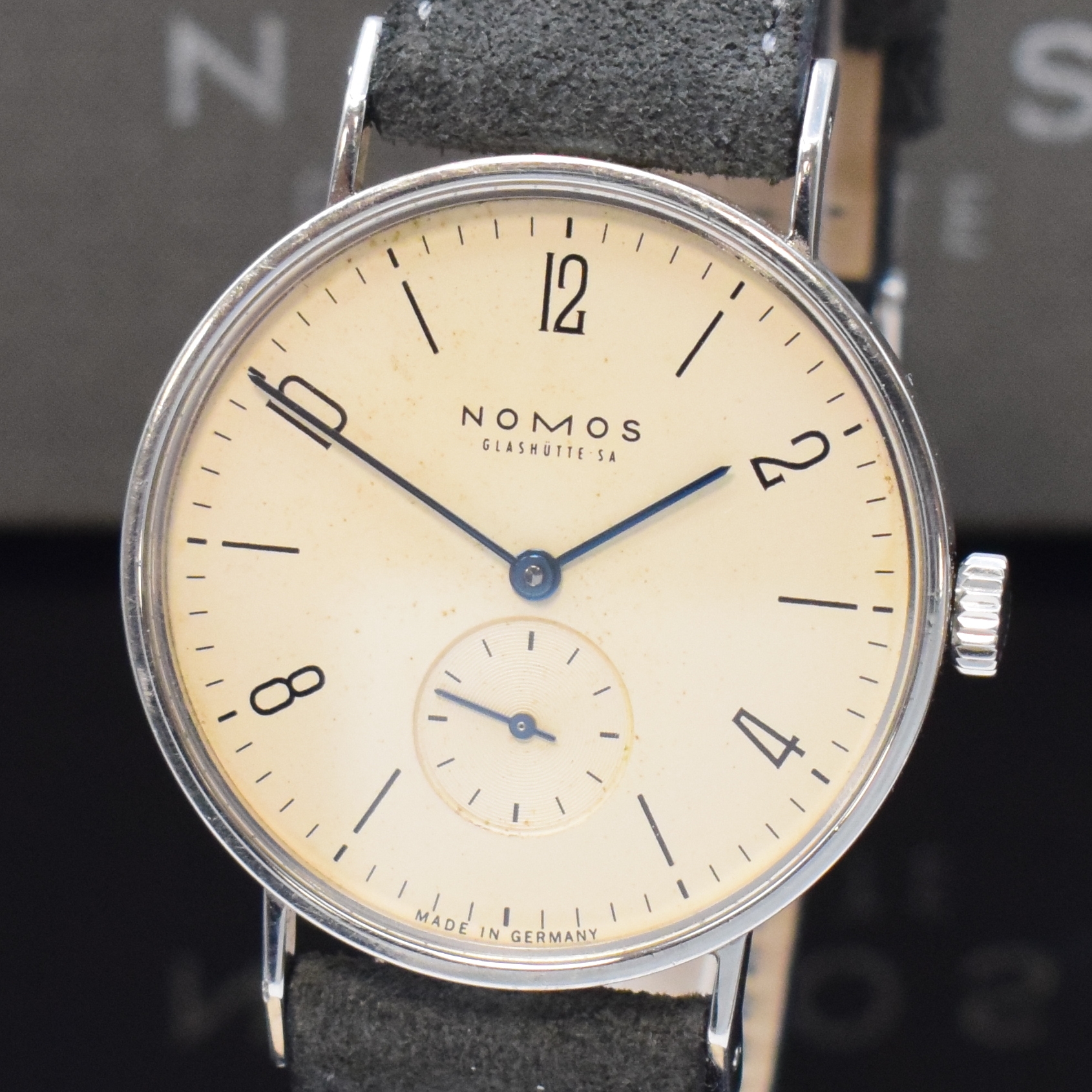 Detail a: NOMOS Tangente Armbanduhr in Stahl, Deutschland um 2005, Handaufzug, Boden aufgedr., orig. Lederband m. Dornschl., Zifferbl. fl., arab. Zahlen u. ...
