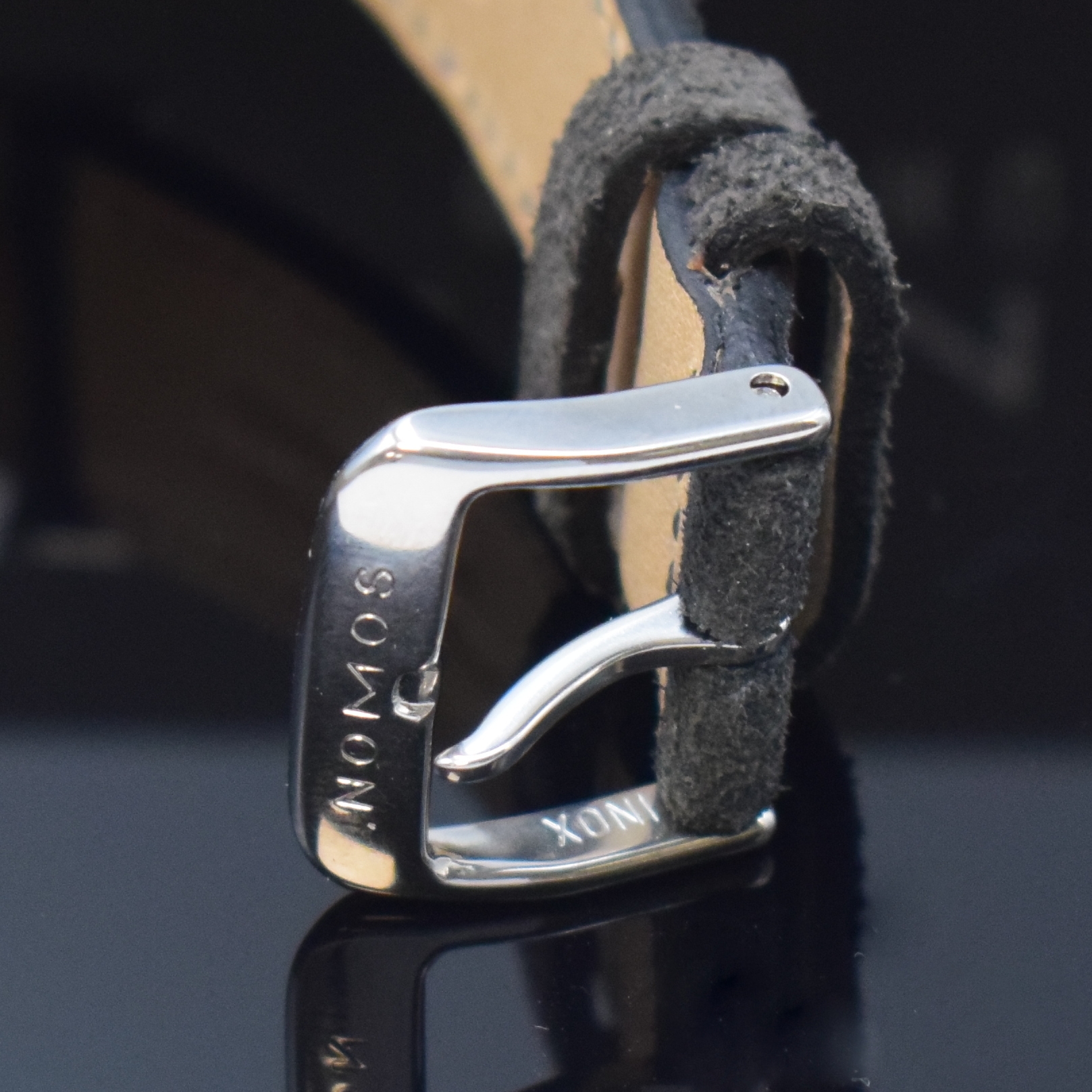 Detail b: NOMOS Tangente Armbanduhr in Stahl, Deutschland um 2005, Handaufzug, Boden aufgedr., orig. Lederband m. Dornschl., Zifferbl. fl., arab. Zahlen u. ...