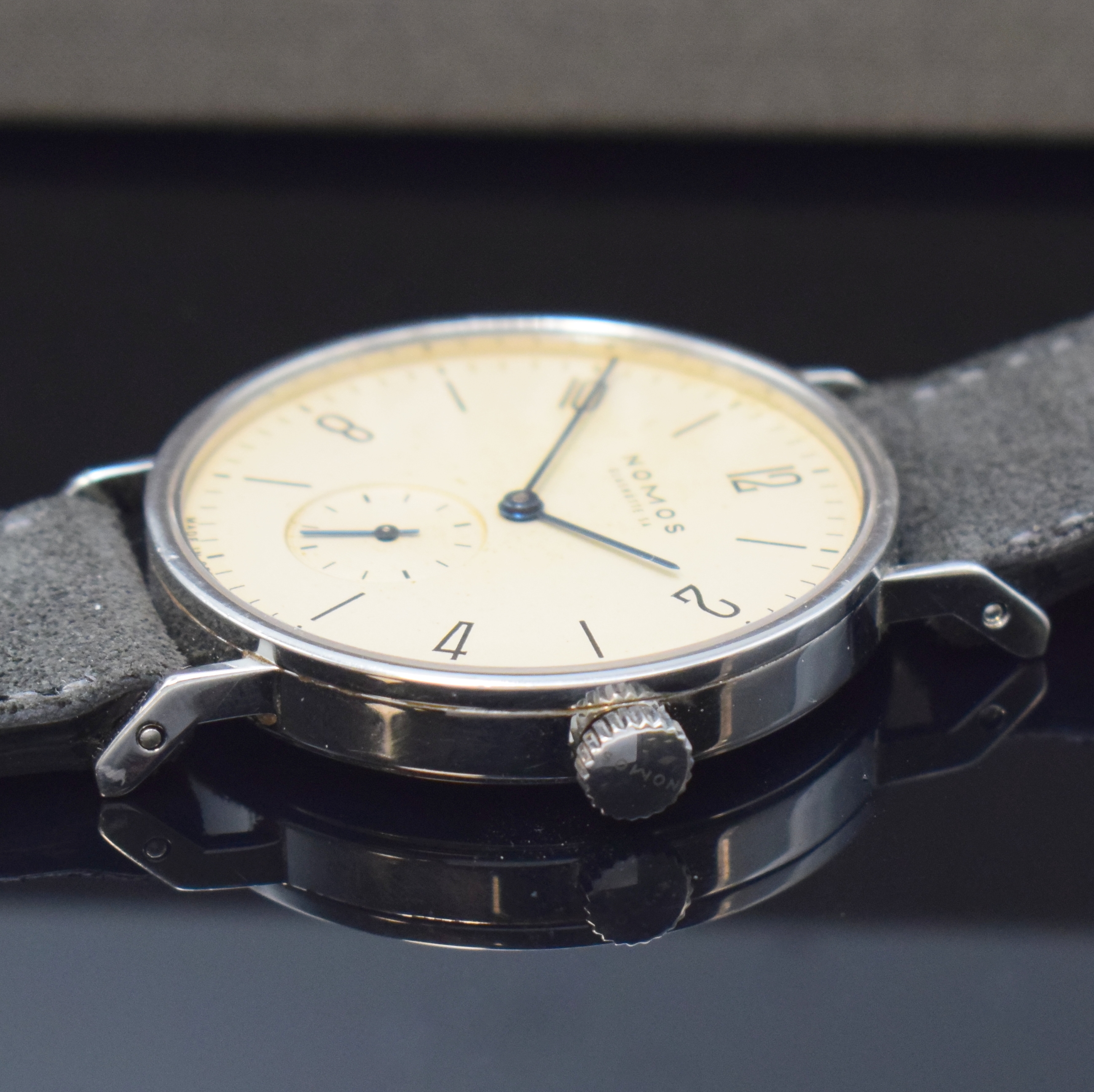 Detail c: NOMOS Tangente Armbanduhr in Stahl, Deutschland um 2005, Handaufzug, Boden aufgedr., orig. Lederband m. Dornschl., Zifferbl. fl., arab. Zahlen u. ...