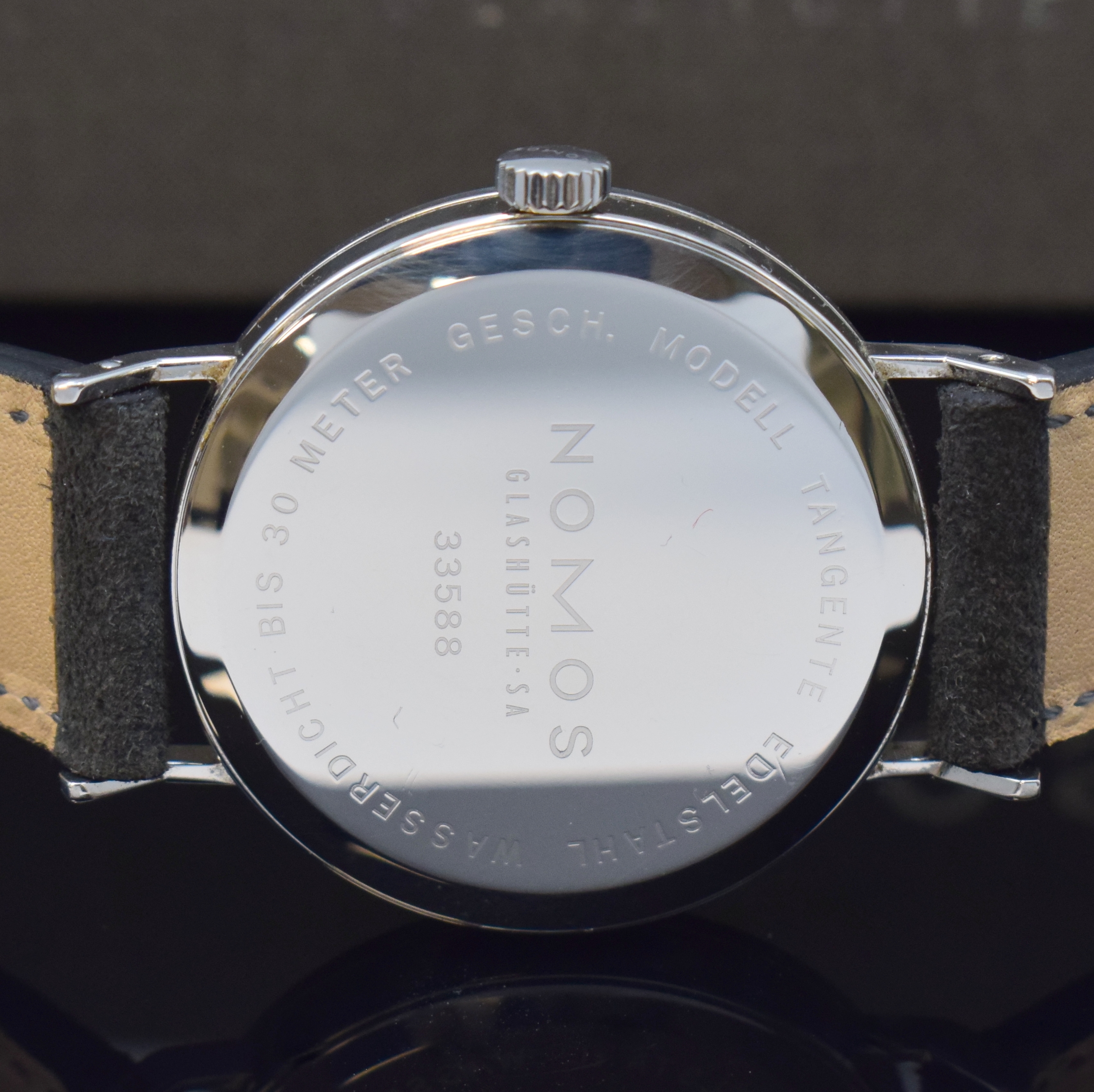 Detail d: NOMOS Tangente Armbanduhr in Stahl, Deutschland um 2005, Handaufzug, Boden aufgedr., orig. Lederband m. Dornschl., Zifferbl. fl., arab. Zahlen u. ...