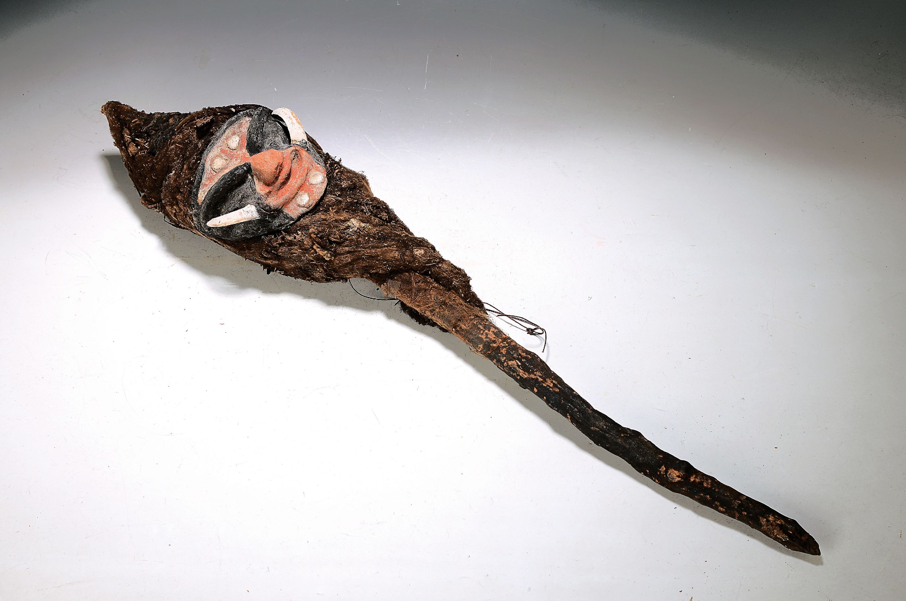 Maske aus Malekula, Vanuatu-Inseln, sog. Stabmaske, Lehmmaske bemalt, in Form eines Gesichtes mit zwei große Wildzähnen, für eine ...