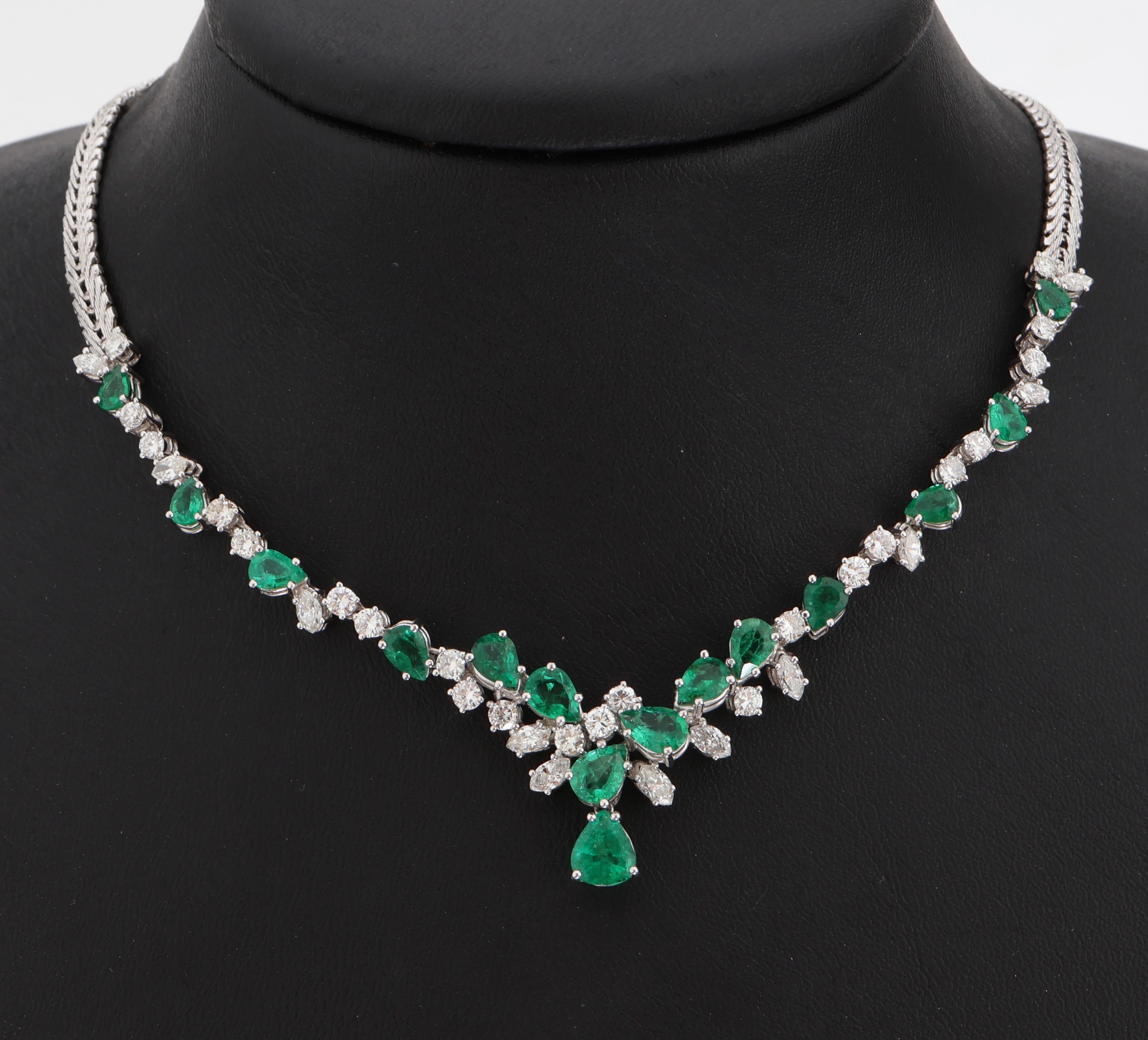 14 kt Gold Smaragd-Diamant-Collier, WG 585/000, Mittelteil mit 15 facett. Smaragdtropfen zus. ca. 8.0 ct, 22 Brillanten und 11 Diamantnavettes zus. ...