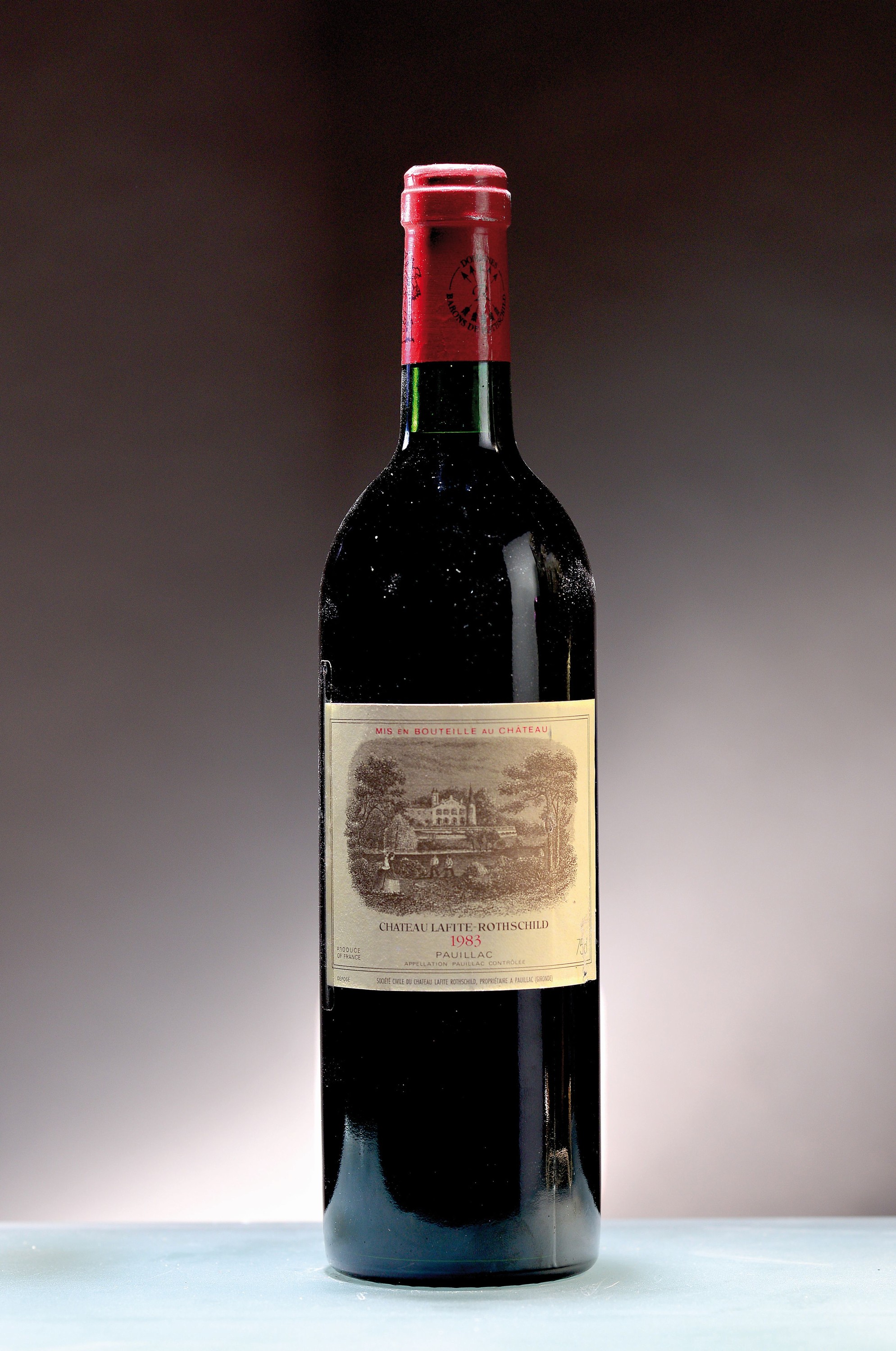 1 Flasche 1983 Chateau Lafite Rothschild, Pauillac, ca. 750ml, ca. Top Shoulder, in Holzkiste präsentiert