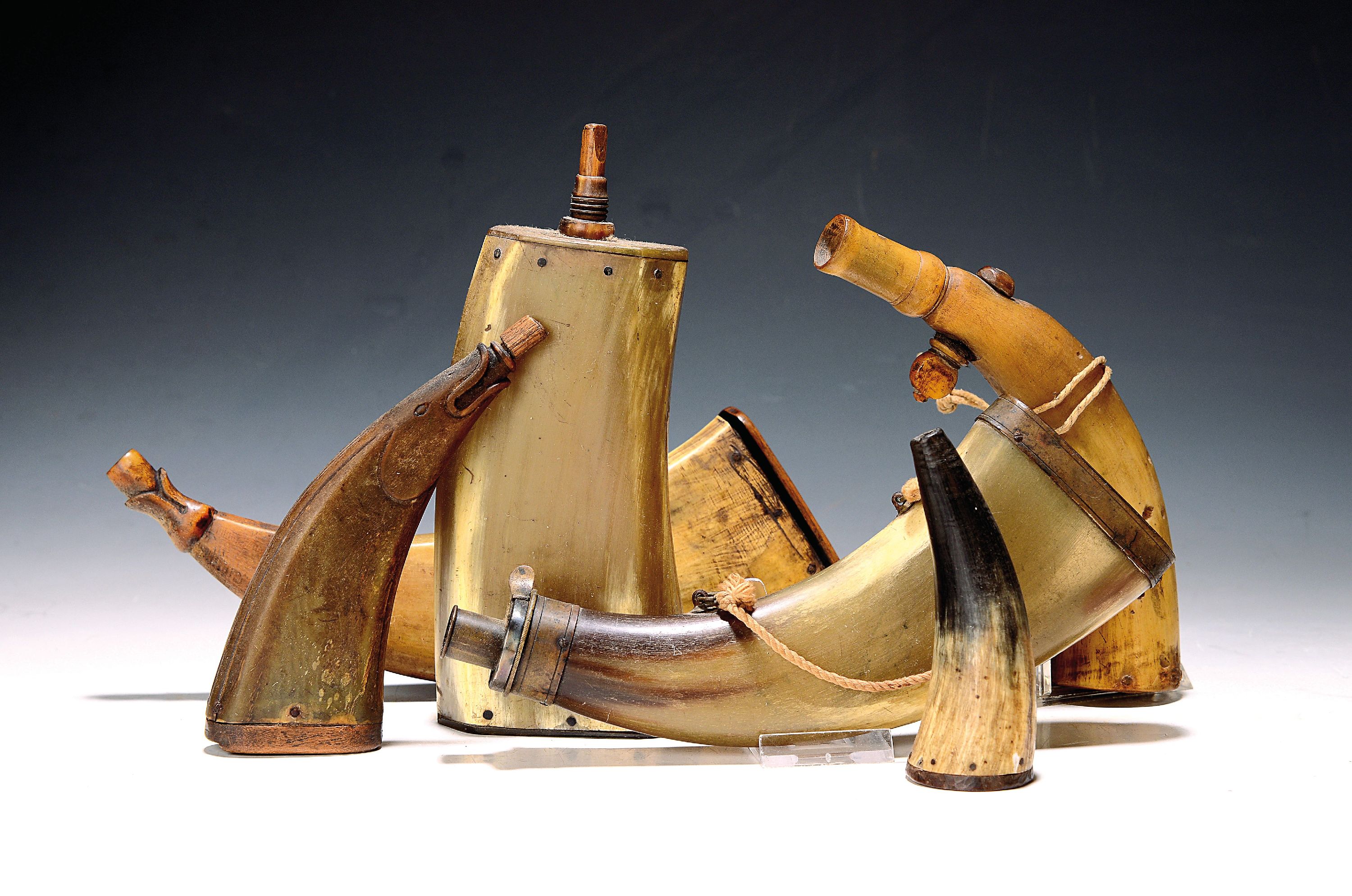 6 Pulverhörner, wohl süddeutsch, 19. Jh., 5 x Horn, einmal Holz, Altersspuren, zweimal nicht komplett, H. ca. 18-22 cm