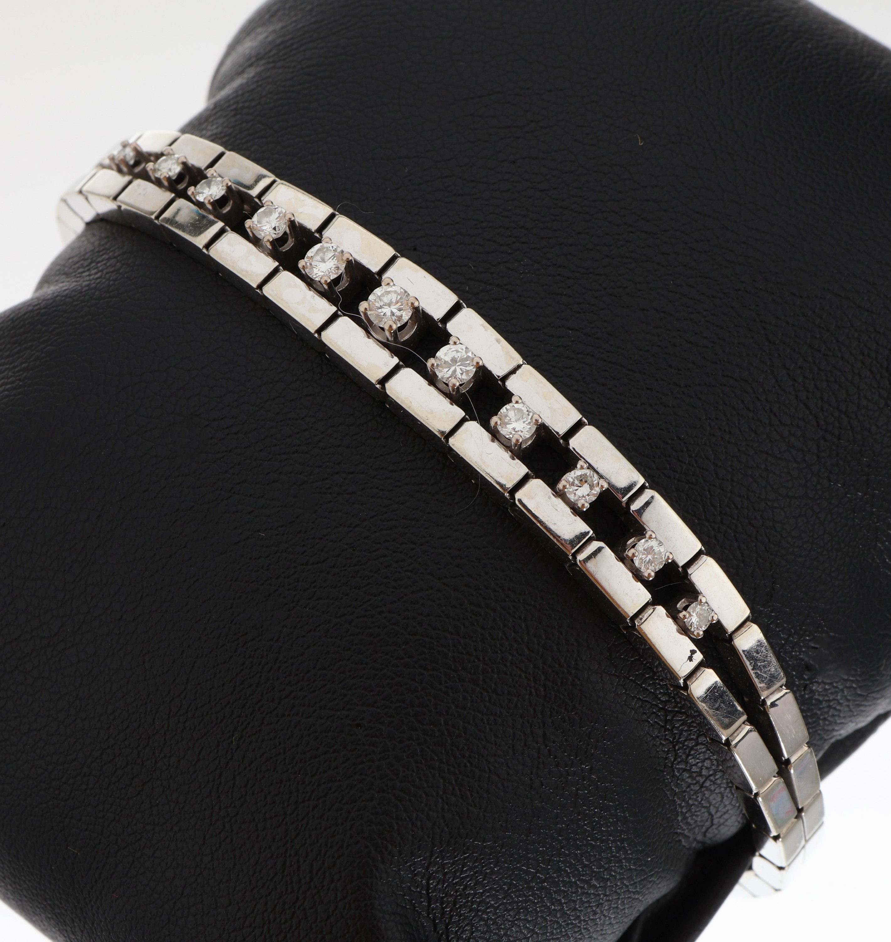 14 kt Gold Brillant-Armband, WG 585/000, 11Brillanten im Verlauf zus. ca. 0.66 ct (grav.)Weiss/si, L. ca. 19 cm, Kastenschloss mit 2 ...