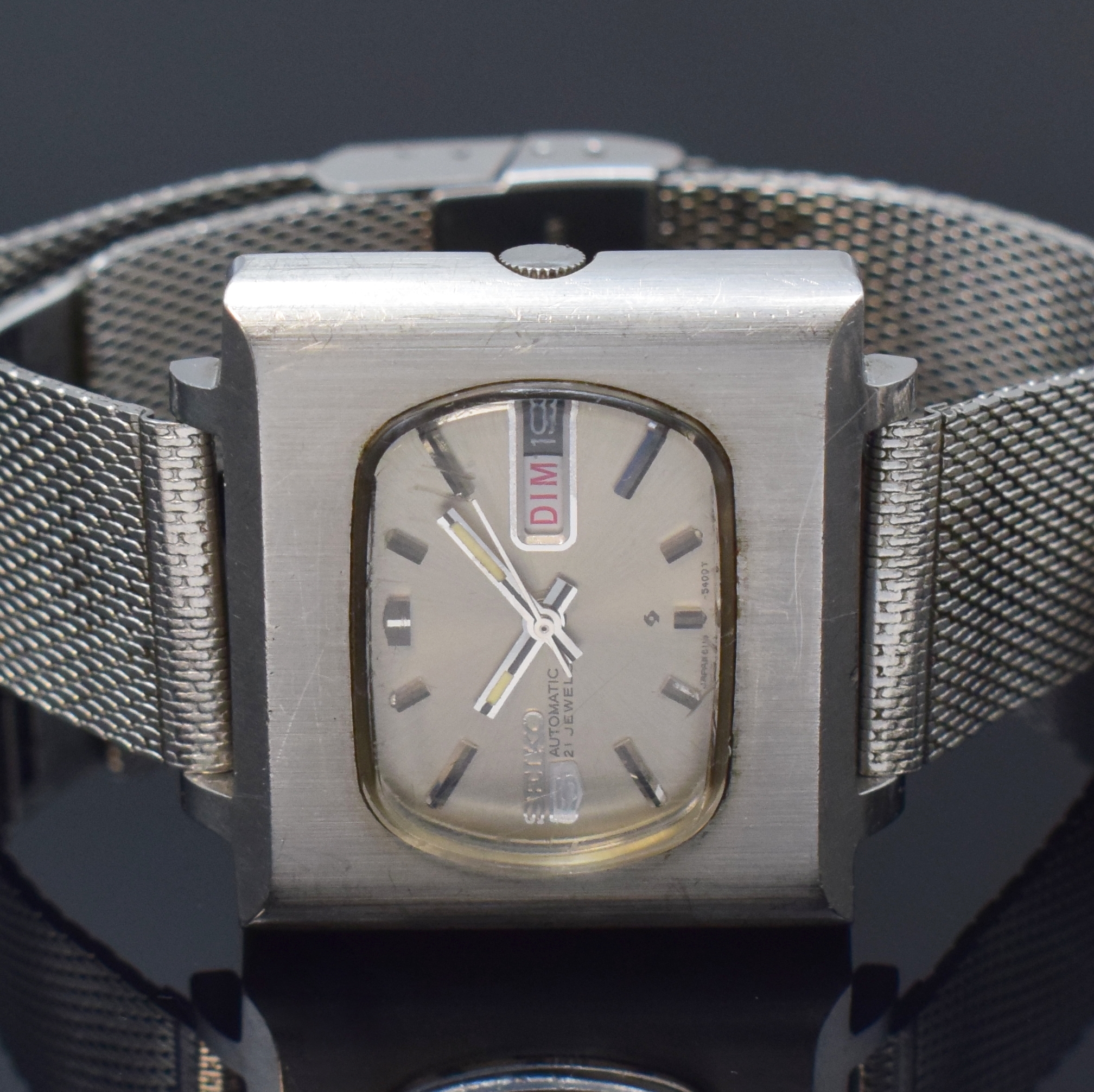 Detail a: SEIKO 5 Herrenarmbanduhr und Hi-Beat Damenarmbanduhr in Stahl, Japan um 1975, Automatik, Böden verschr., orig. Stahlbänder (1x m. Faltschl.), silb. ...
