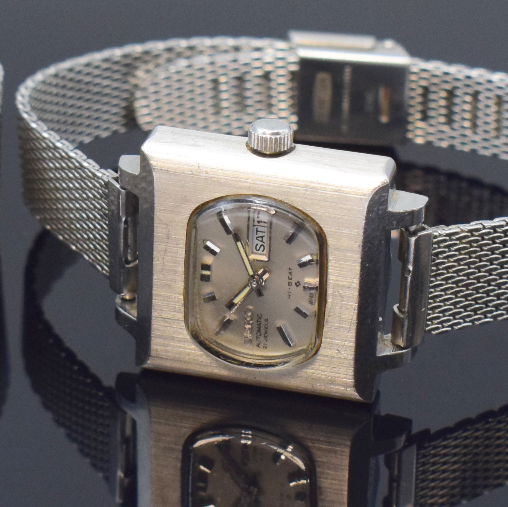 Detail b: SEIKO 5 Herrenarmbanduhr und Hi-Beat Damenarmbanduhr in Stahl, Japan um 1975, Automatik, Böden verschr., orig. Stahlbänder (1x m. Faltschl.), silb. ...