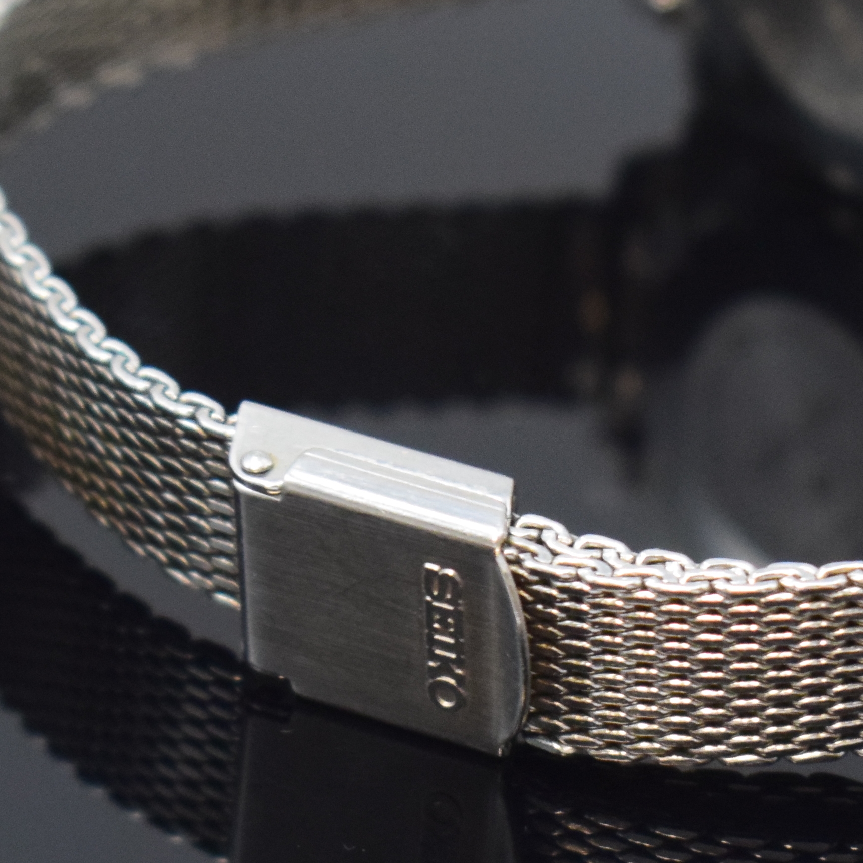 Detail d: SEIKO 5 Herrenarmbanduhr und Hi-Beat Damenarmbanduhr in Stahl, Japan um 1975, Automatik, Böden verschr., orig. Stahlbänder (1x m. Faltschl.), silb. ...