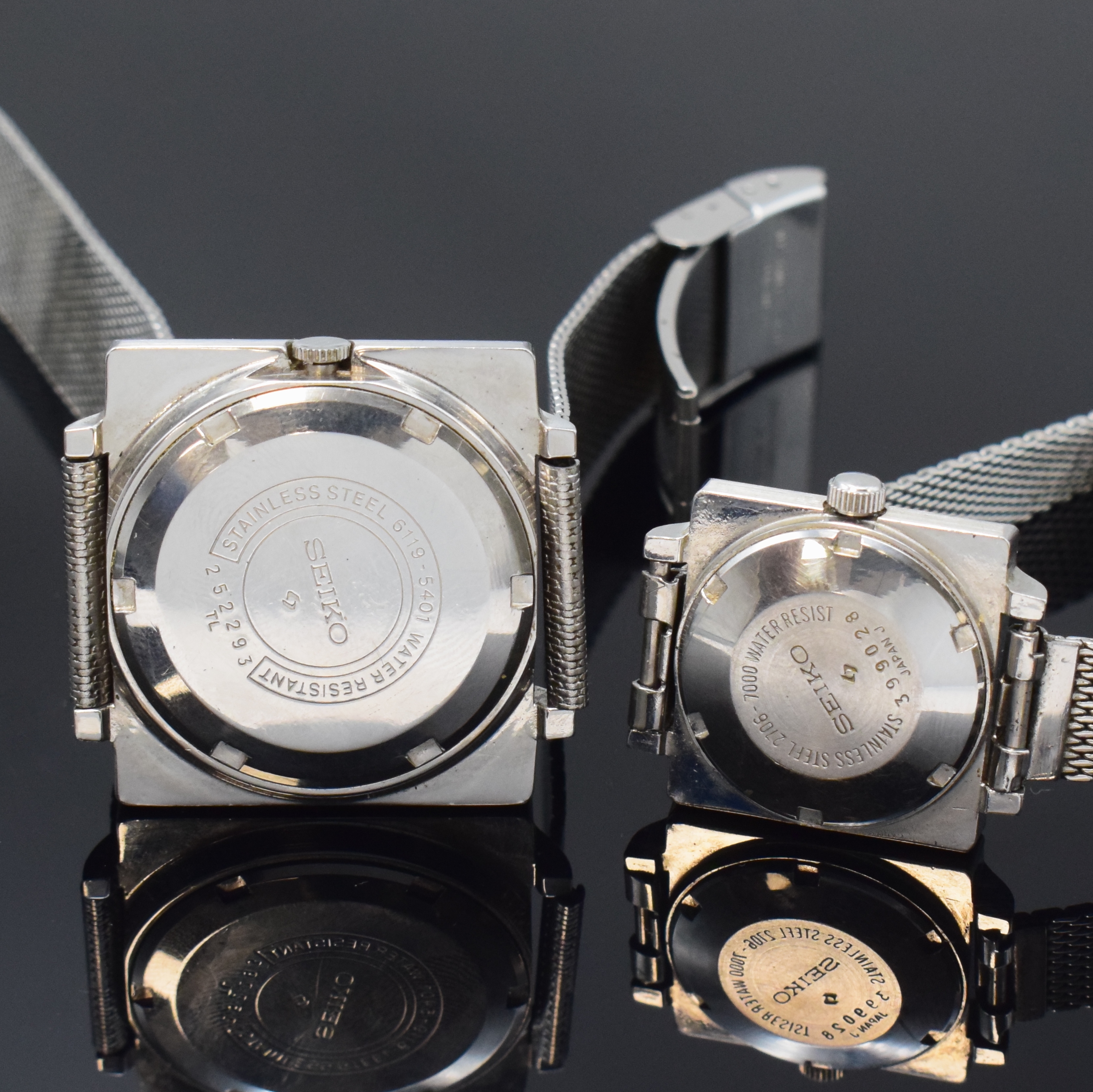 Detail e: SEIKO 5 Herrenarmbanduhr und Hi-Beat Damenarmbanduhr in Stahl, Japan um 1975, Automatik, Böden verschr., orig. Stahlbänder (1x m. Faltschl.), silb. ...