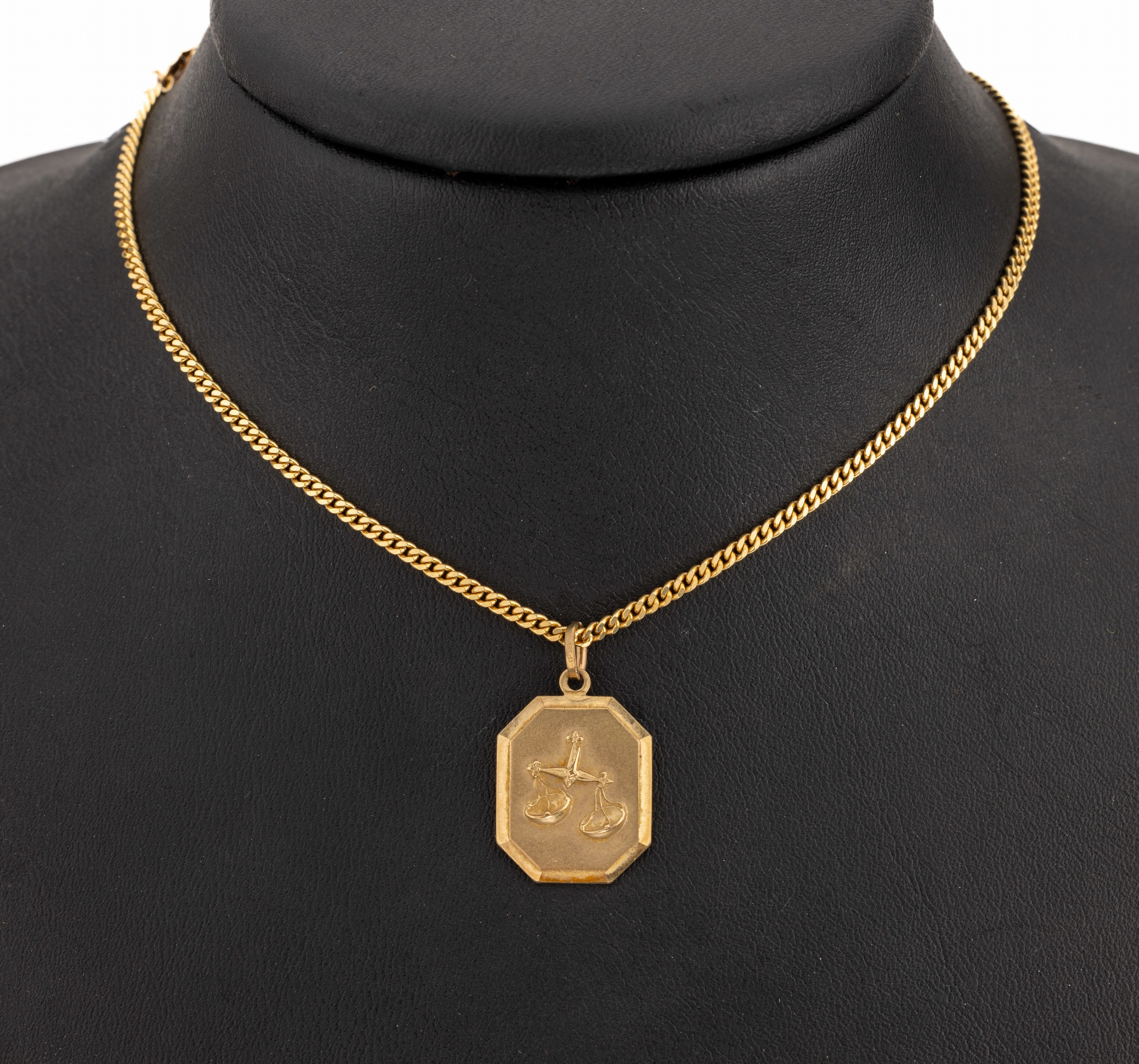 14 kt Gold Kette mit 8 kt Gold Anhänger, GG585/000 und GG 333/000, Flachpanzerkette, L. ca. 44.5 cm, Karabinerschliesse, Anhänger mit Sternzeichen ...