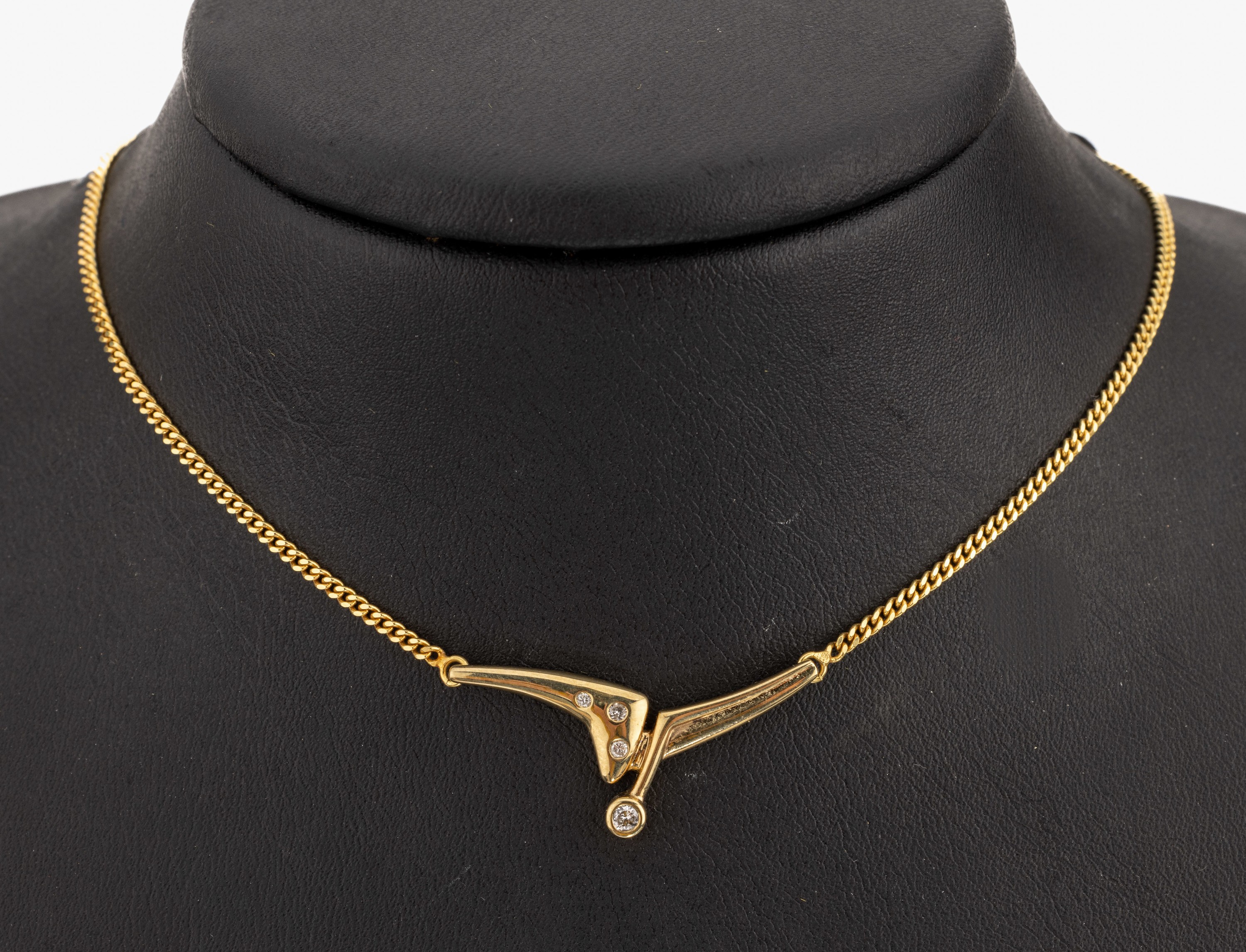 14 kt Gold Brillant-Collier, GG 585/000, geschwungenes Mittelteil mit 4 Brillanten zus.ca. 0.09 ct Weiss/si, L. variabel ca. 41 bzw. 44.5 cm, ...