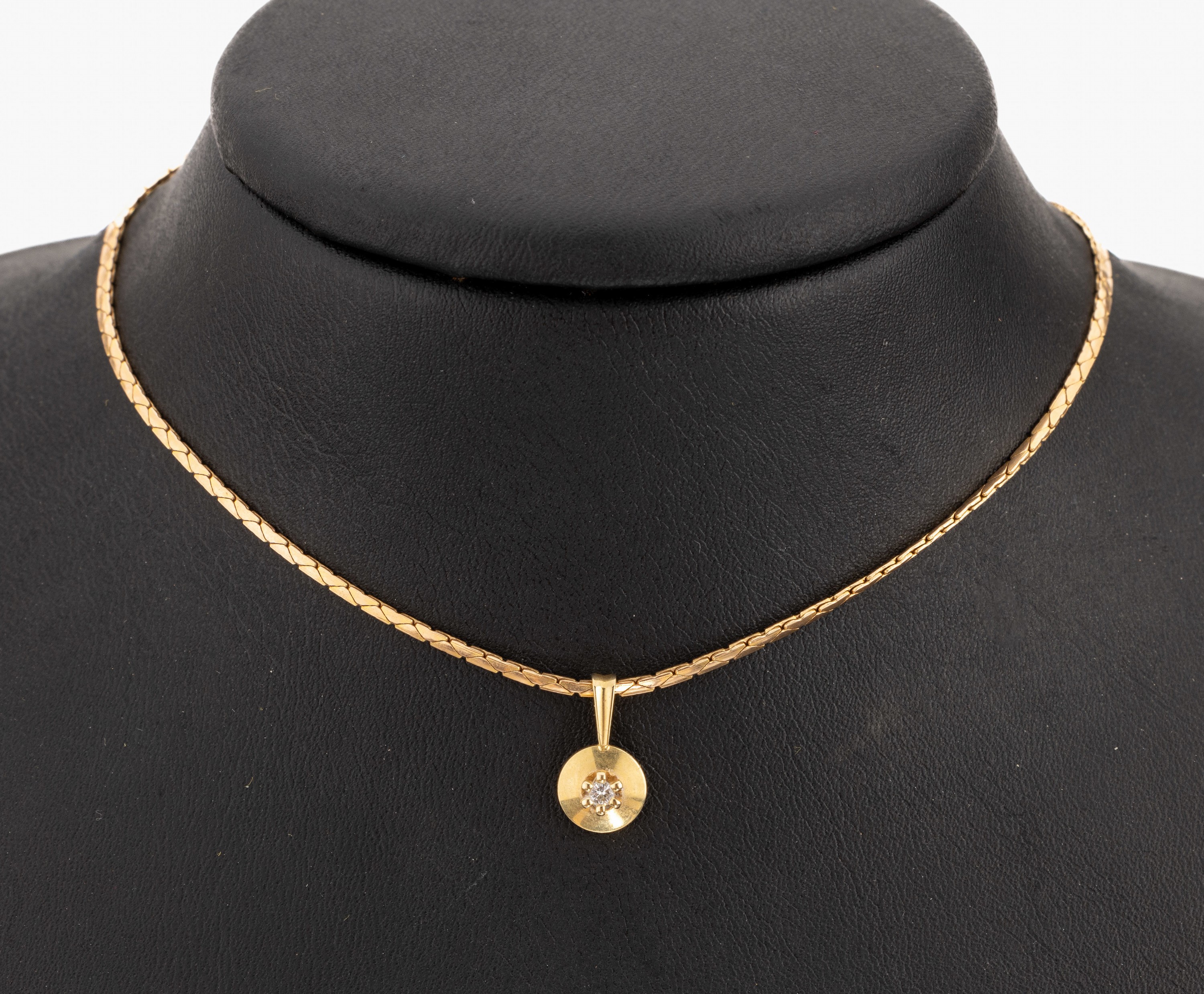 14 kt Gold Brillant-Anhänger an Kette, GG 585/000, schlichter runder Anhänger, 1 Brillant ca. 0.04 Weiss/si, Kettenl. ca. 43 ...