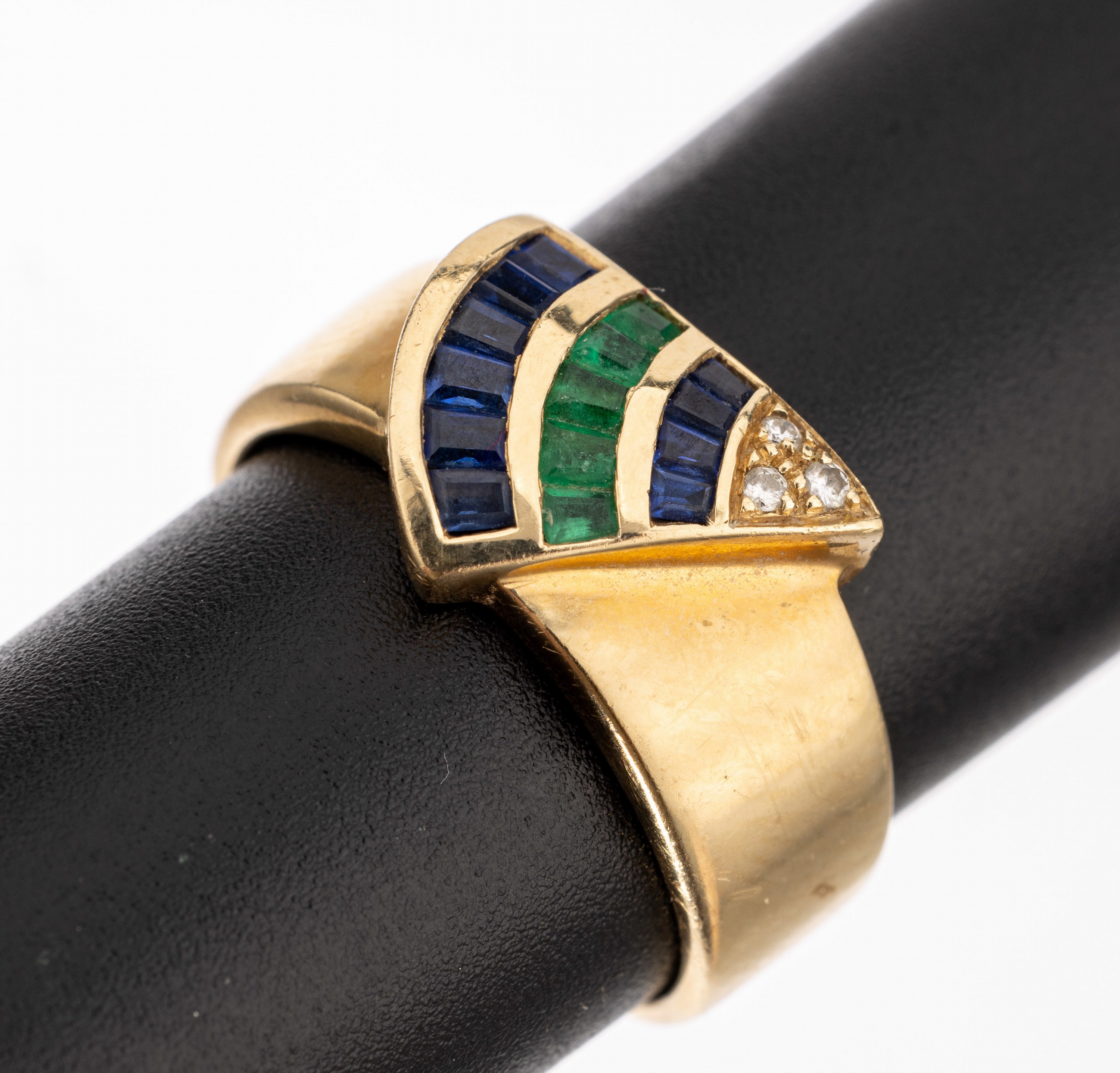 14 kt Gold Saphir-Smaragd-Brillant-Ring, GG585/000, 10 Saphir-Carrees zus. ca. 0.08 ct, 5 Smaragd-Carrees zus. ca. 0.04 ct, 3 Brillanten zus. ca. ...