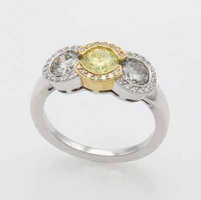 Image Ring mit Brillanten, WG/RG 750/000, Mittel- stein ca. 0.58 ct gelb/si, 2 graue Brill. ...