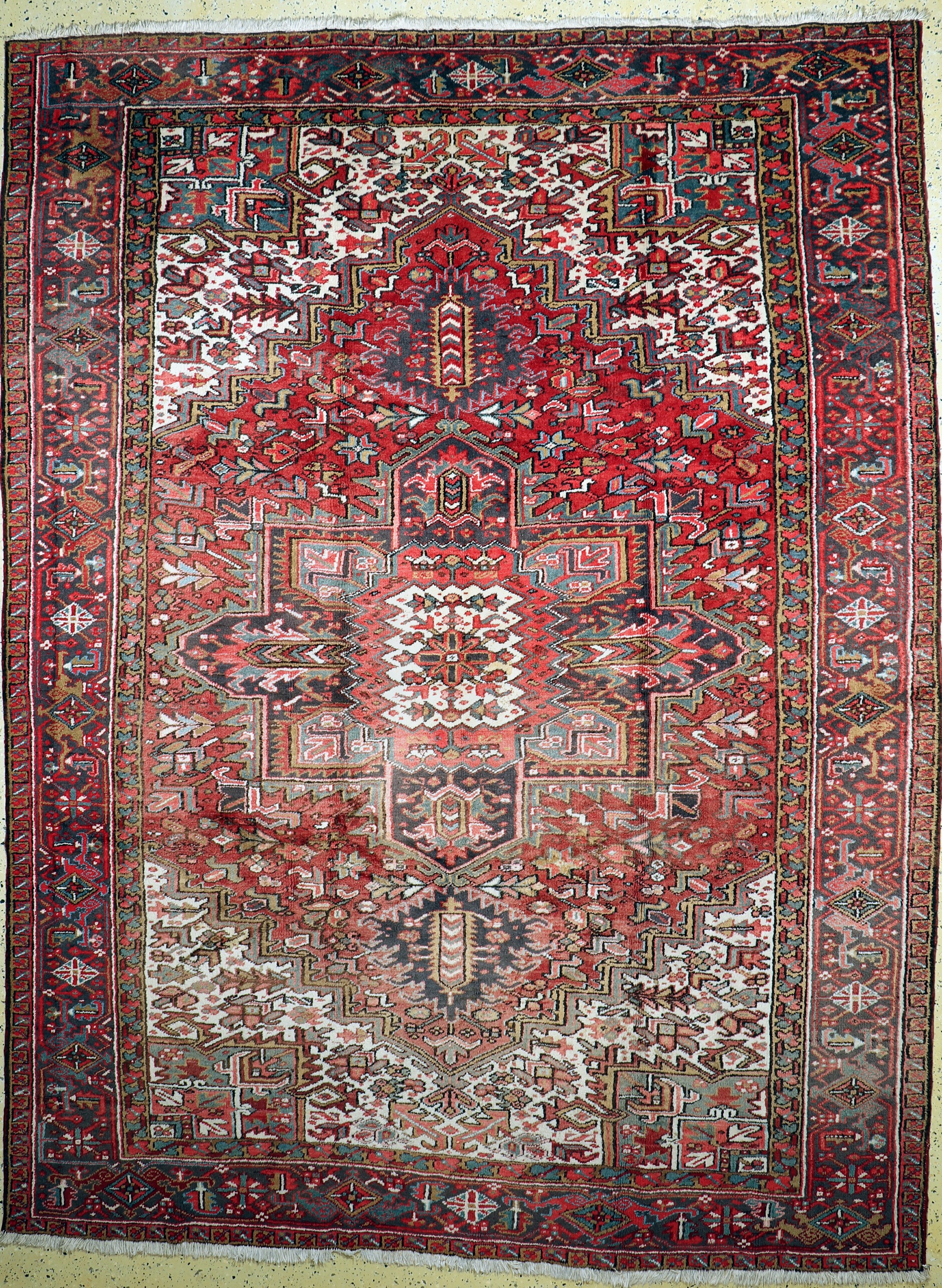 Heriz alt, Persien, Mitte 20.Jhd, Wolle aufBaumwolle, ca. 335 x 256 cm, verblasst, EHZ: 2