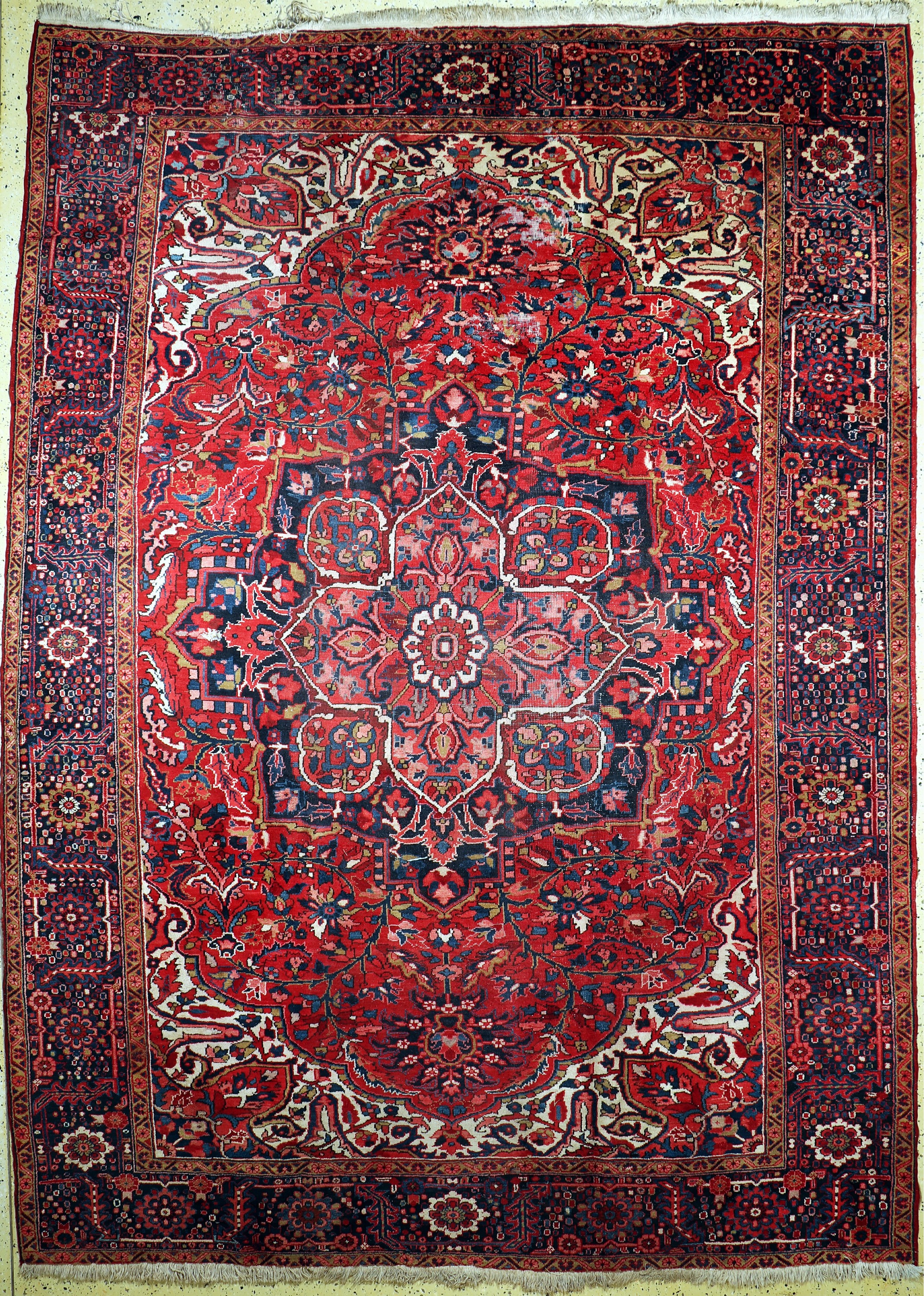 Heriz alt, Persien, Mitte 20.Jhd, Wolle aufBaumwolle, ca. 363 x 267 cm, Mottenfraß, EHZ: 4