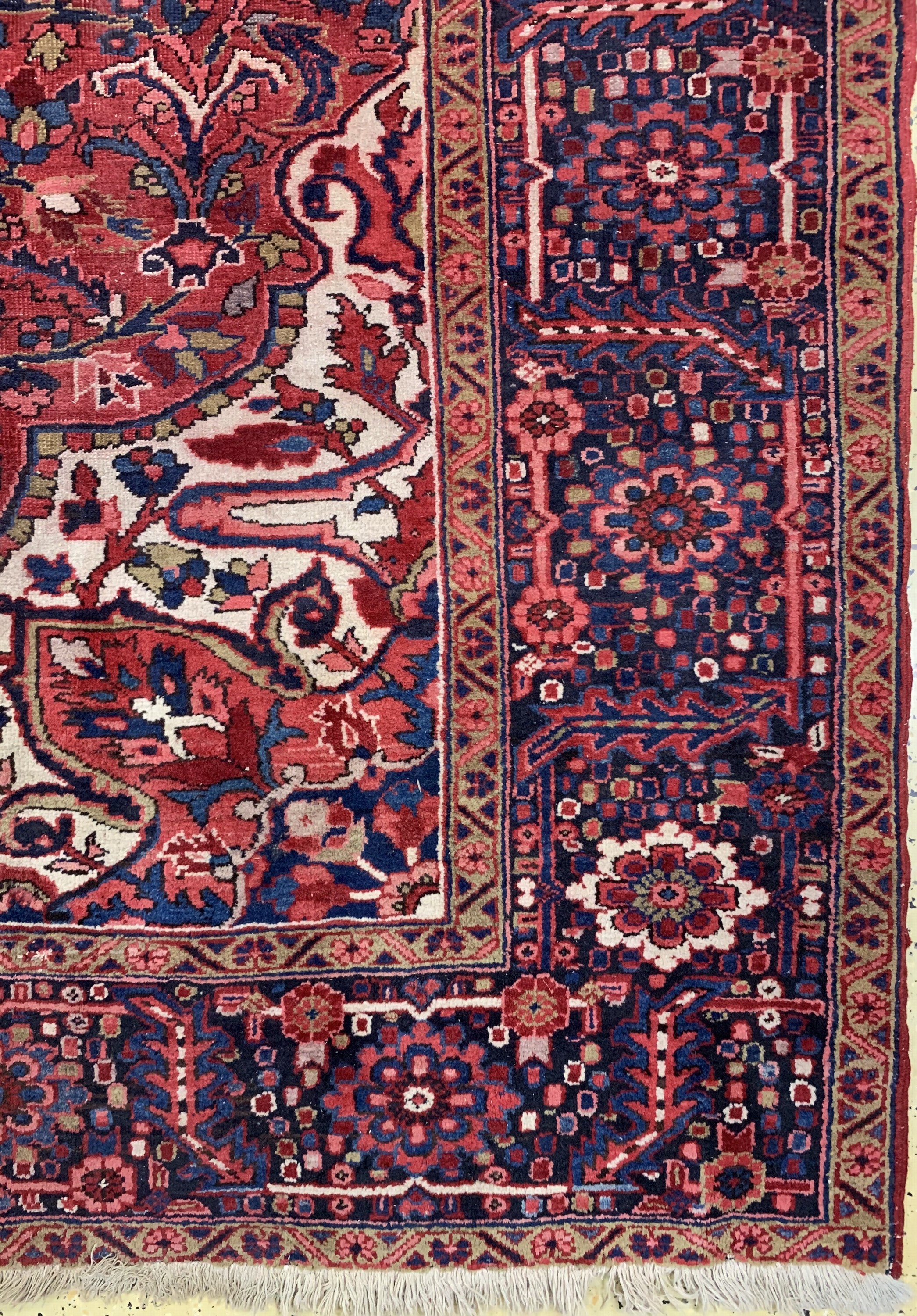 Detail a: Heriz alt, Persien, Mitte 20.Jhd, Wolle aufBaumwolle, ca. 363 x 267 cm, Mottenfraß, EHZ: 4