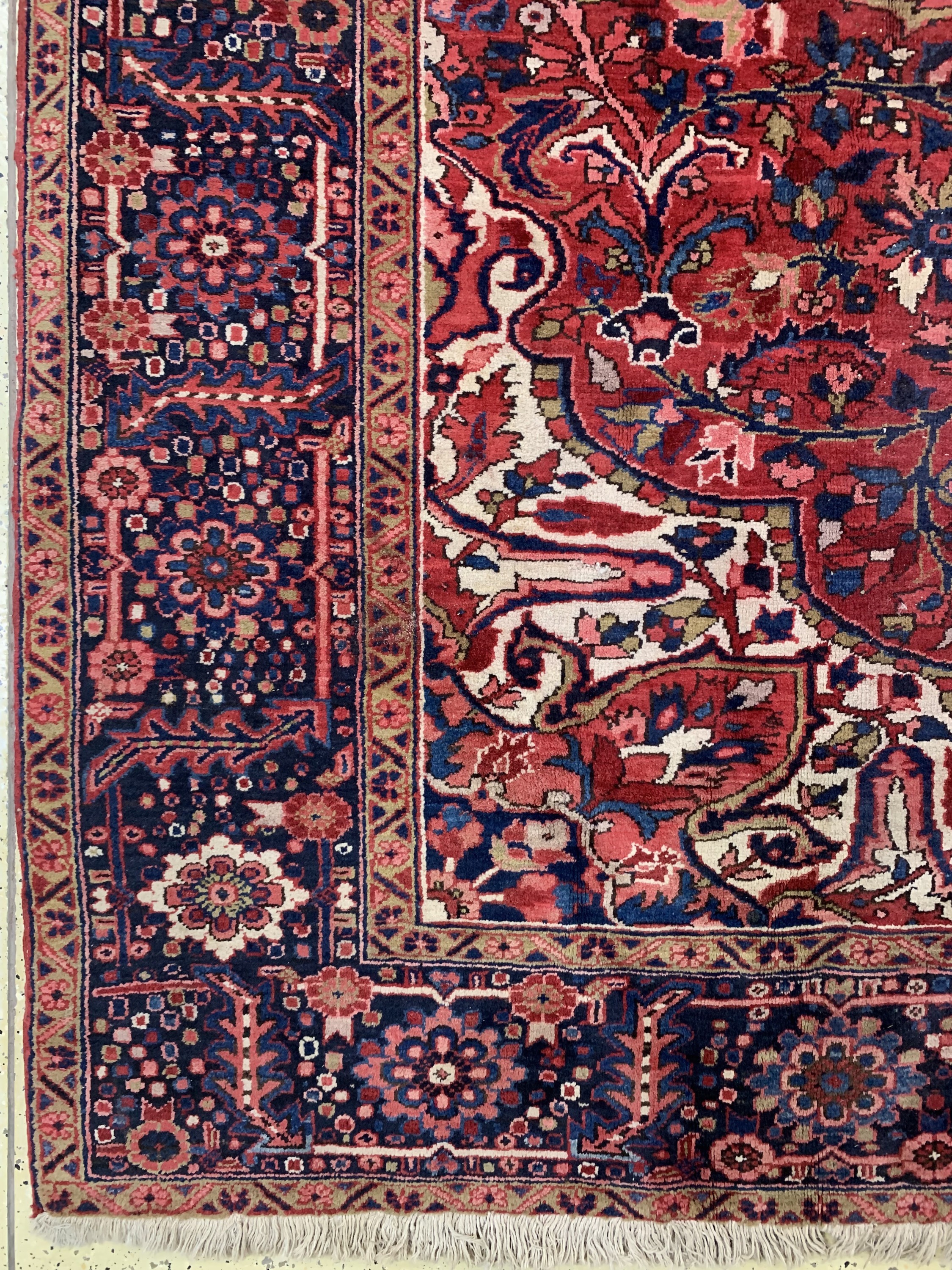 Detail b: Heriz alt, Persien, Mitte 20.Jhd, Wolle aufBaumwolle, ca. 363 x 267 cm, Mottenfraß, EHZ: 4