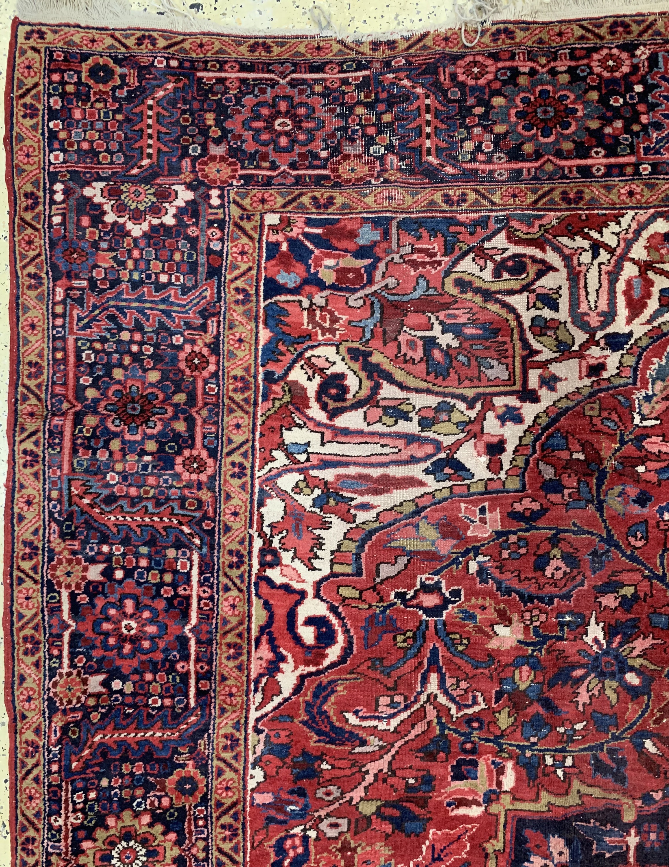 Detail c: Heriz alt, Persien, Mitte 20.Jhd, Wolle aufBaumwolle, ca. 363 x 267 cm, Mottenfraß, EHZ: 4