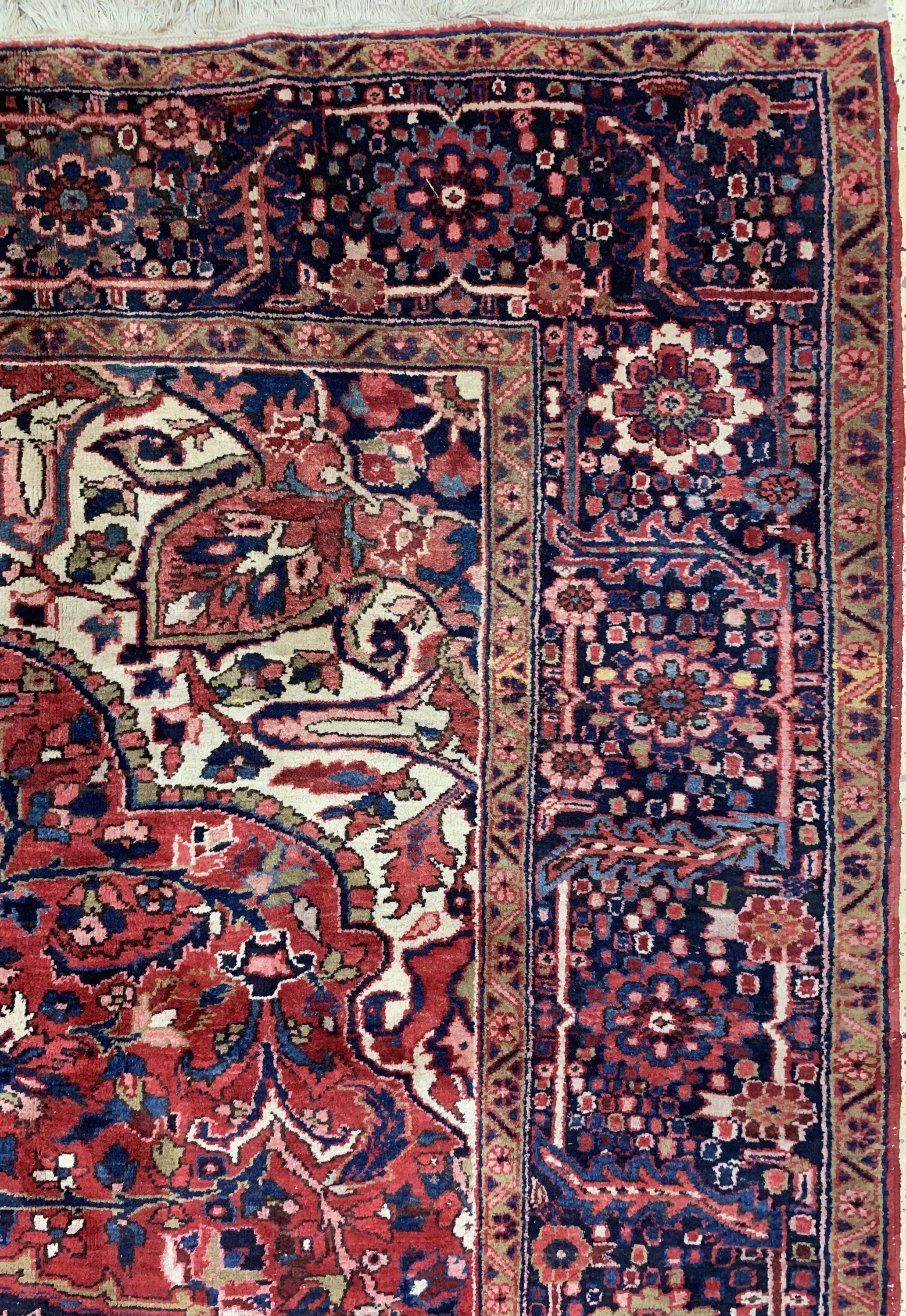 Detail d: Heriz alt, Persien, Mitte 20.Jhd, Wolle aufBaumwolle, ca. 363 x 267 cm, Mottenfraß, EHZ: 4