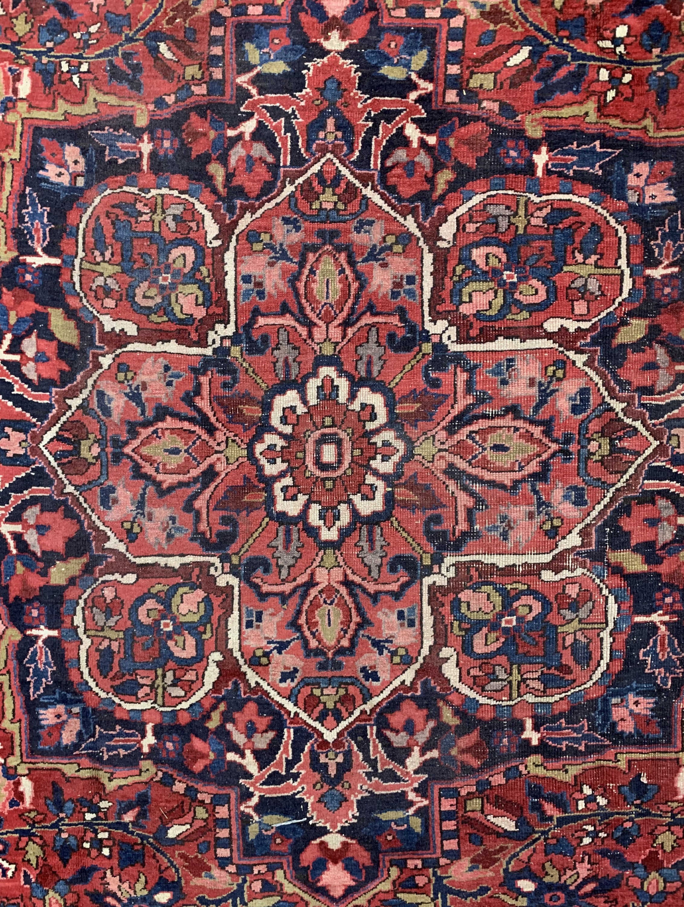 Detail e: Heriz alt, Persien, Mitte 20.Jhd, Wolle aufBaumwolle, ca. 363 x 267 cm, Mottenfraß, EHZ: 4