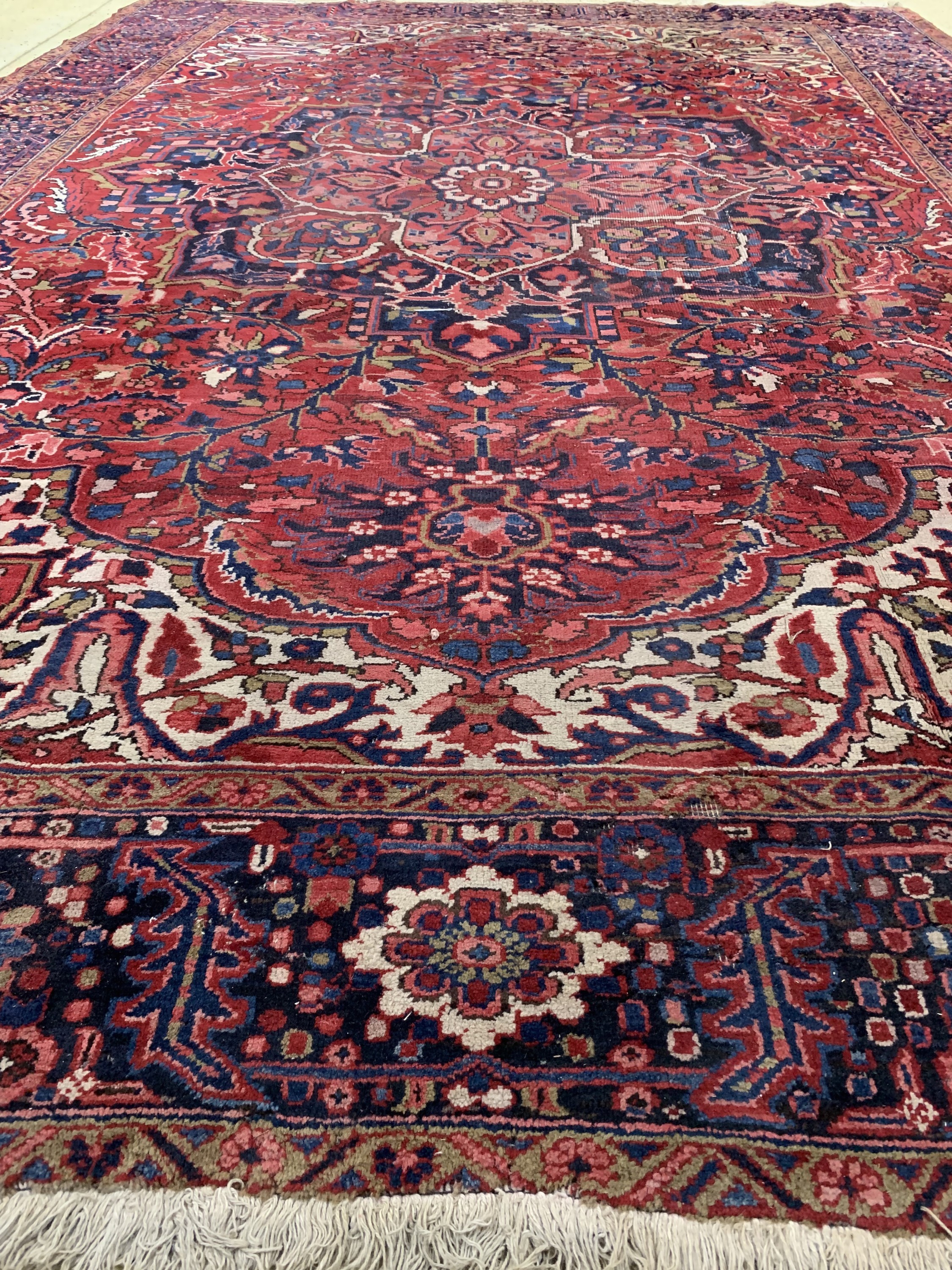 Detail f: Heriz alt, Persien, Mitte 20.Jhd, Wolle aufBaumwolle, ca. 363 x 267 cm, Mottenfraß, EHZ: 4