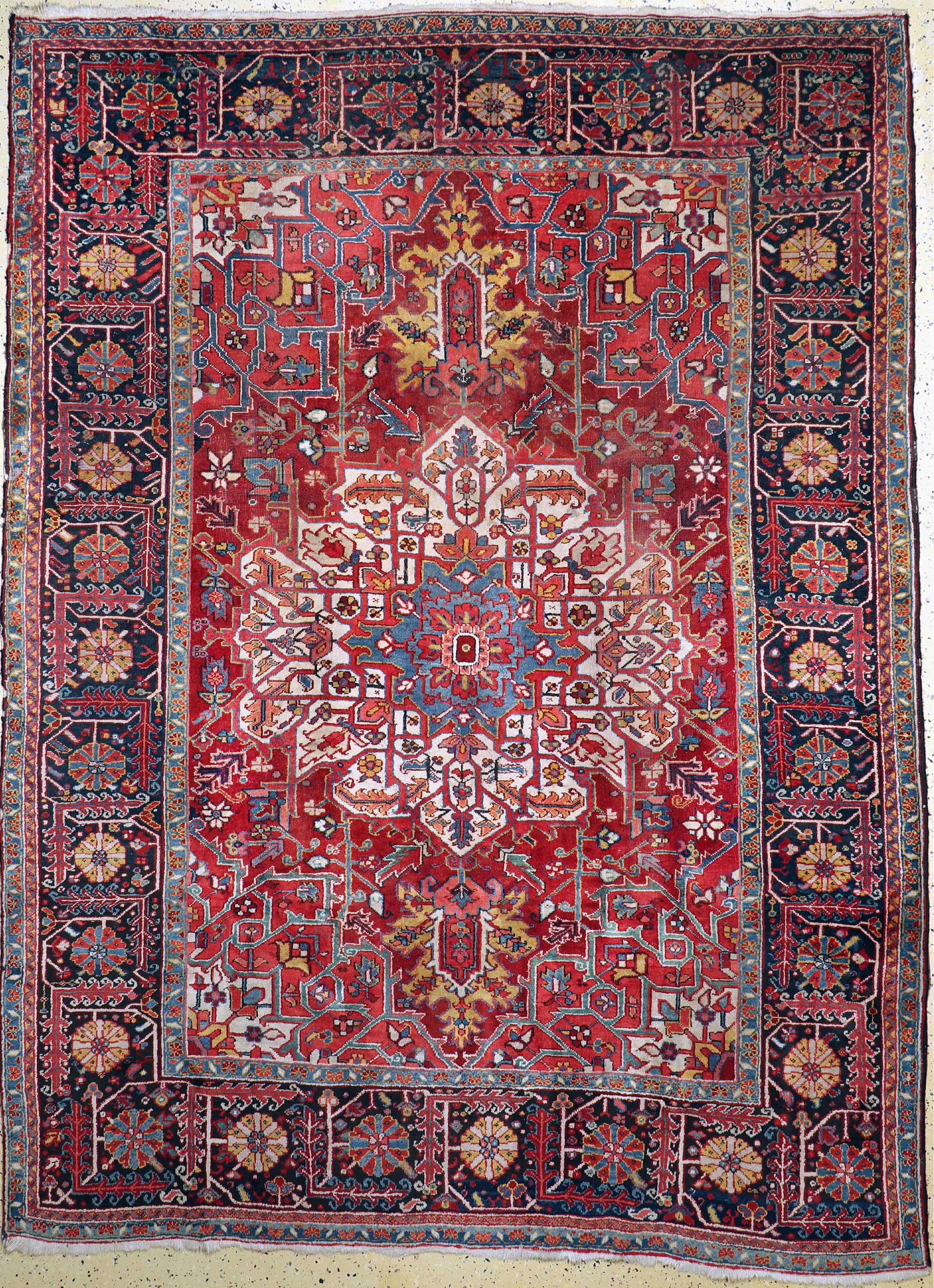 Heriz alt, Persien, Mitte 20.Jhd, Wolle aufBaumwolle, ca. 310 x 235 cm, Mottenfraß, EHZ: 3