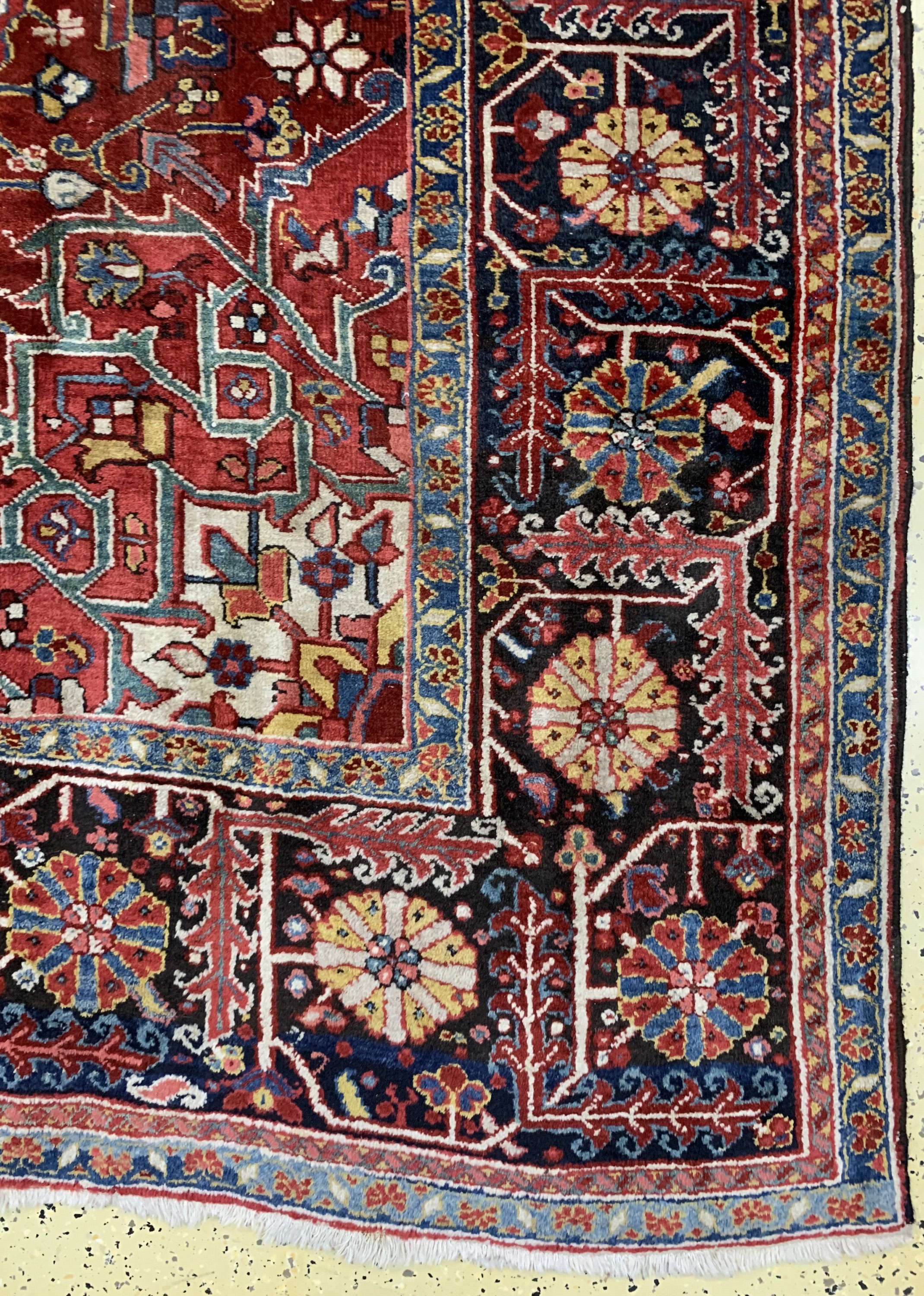 Detail a: Heriz alt, Persien, Mitte 20.Jhd, Wolle aufBaumwolle, ca. 310 x 235 cm, Mottenfraß, EHZ: 3